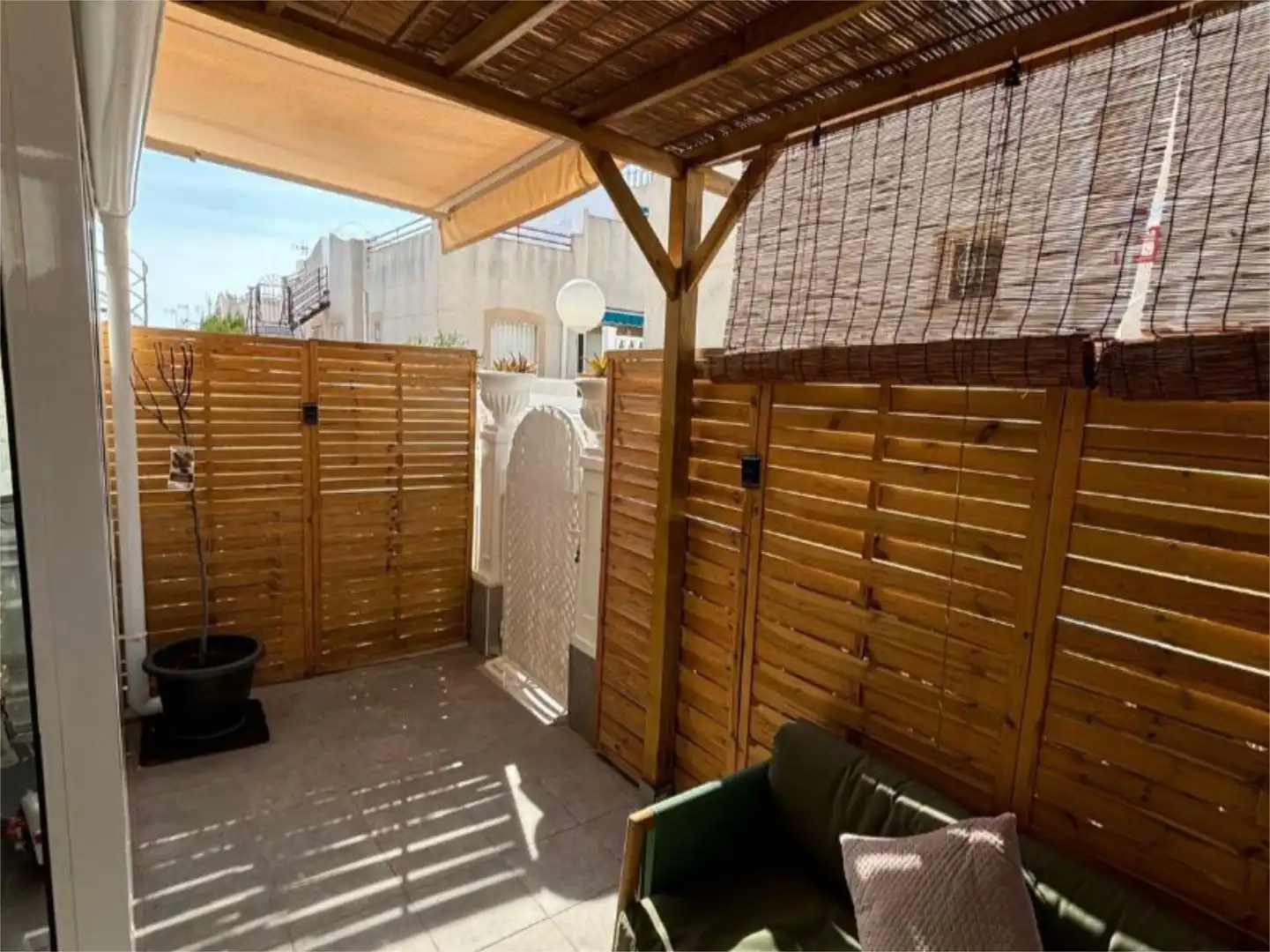 Terrasse von Wohnung zum Verkauf in Torrevieja mit Klimaanlage, Heizung und Privatgarten