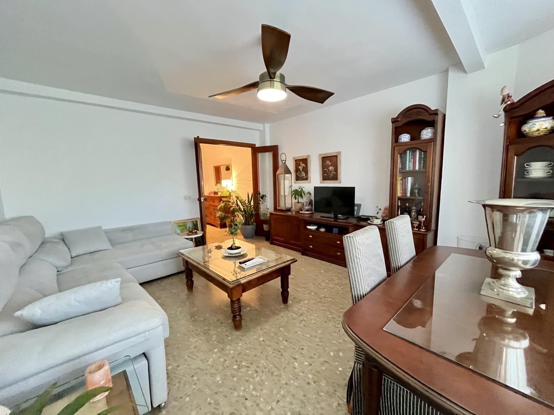 Pis en venda a Prolongación Avenida San Lorenzo, 34, Zona Calvario Sala d'estar de Pis en venda en Estepona amb Terrassa