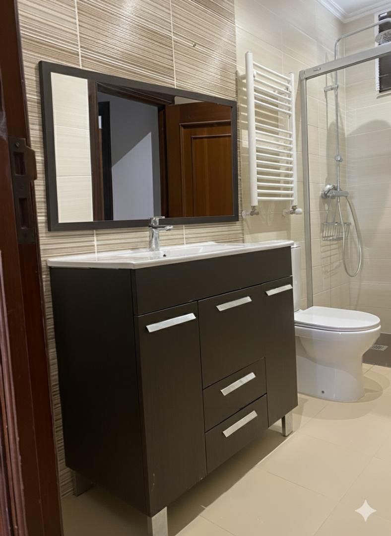 Baño de Piso de alquiler en Vigo  con Calefacción, Parquet y Videoportero