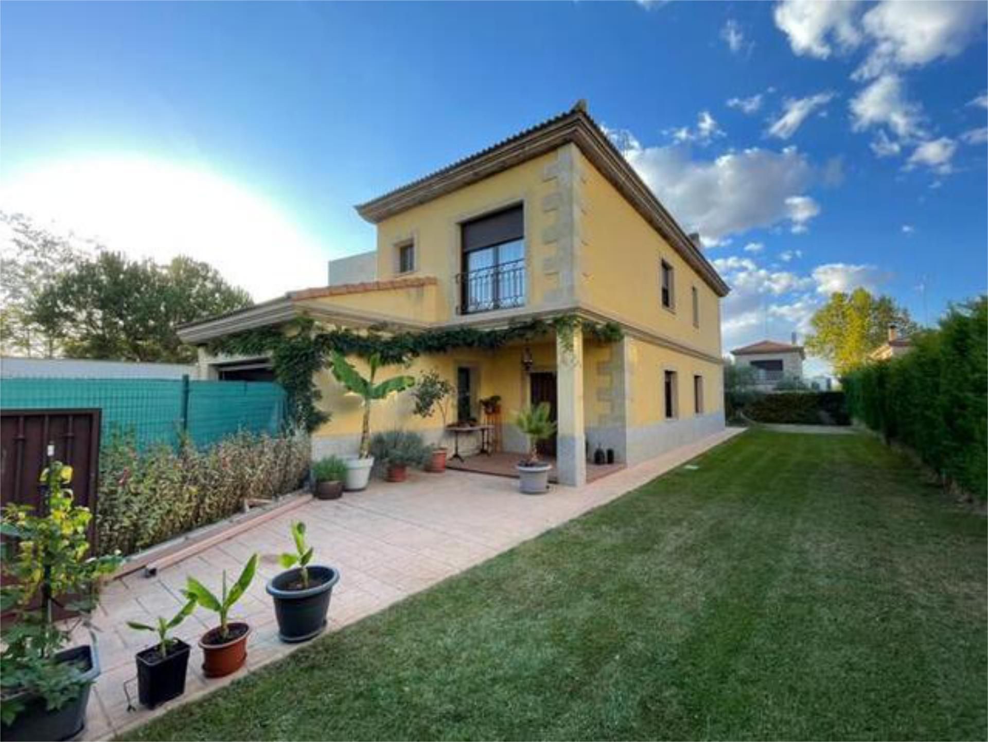 Casa adosada en venda a Villamayor Vista exterior de Casa adosada en venda en Villamayor