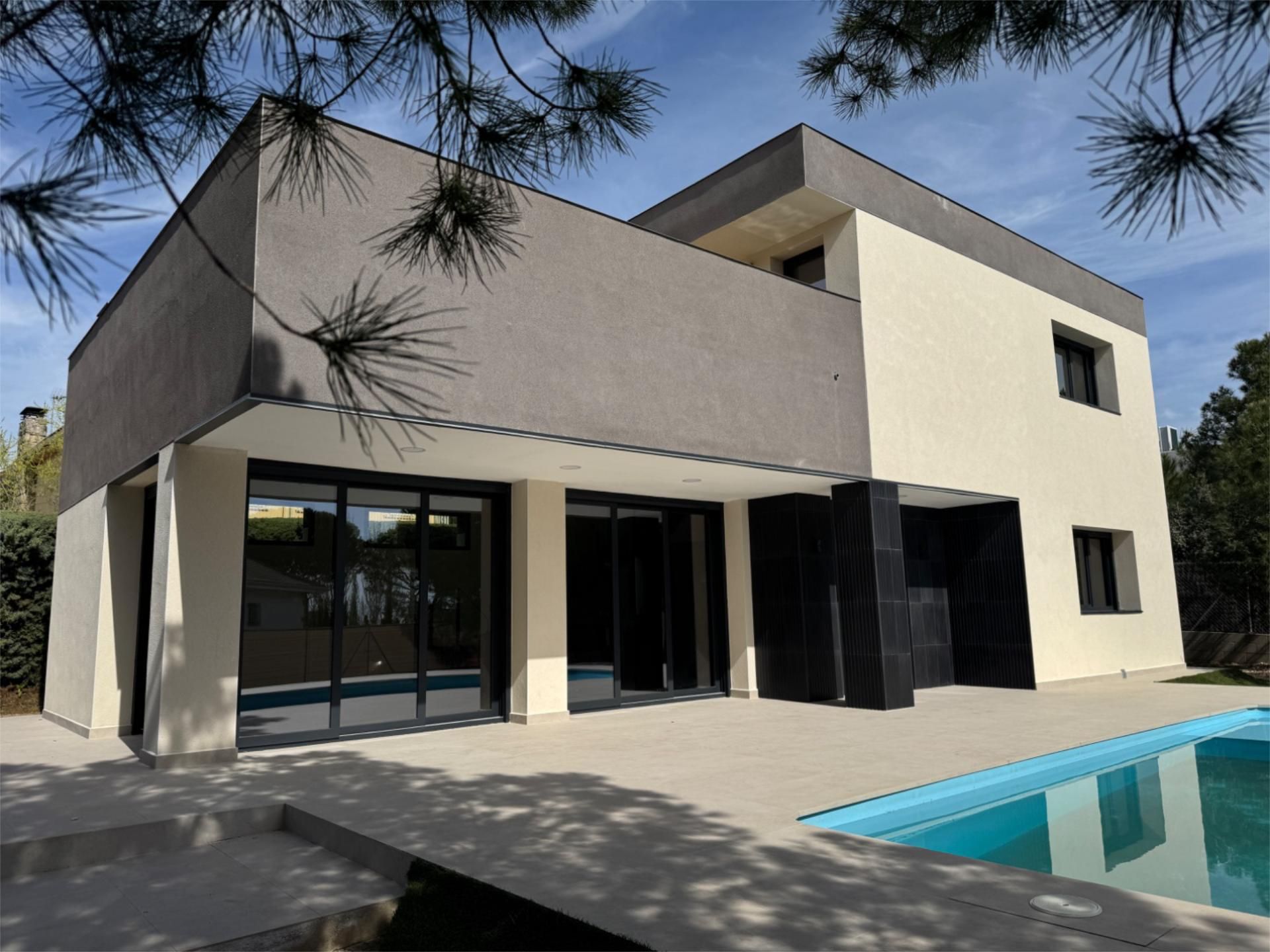 Exterior view of House or chalet for sale in Valdemorillo  with Air Conditioner, Private garden and Terrace