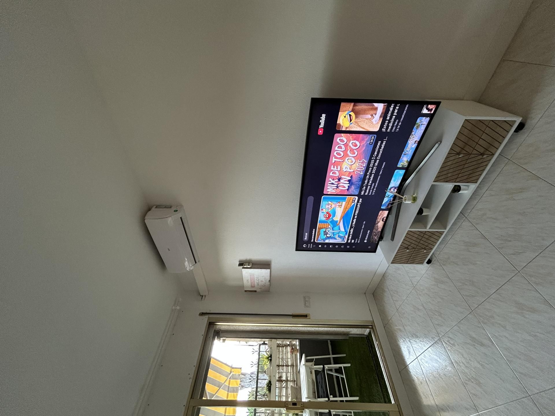 Sala d'estar de Pis en venda en Pineda de Mar amb Aire condicionat, Terrassa i Piscina