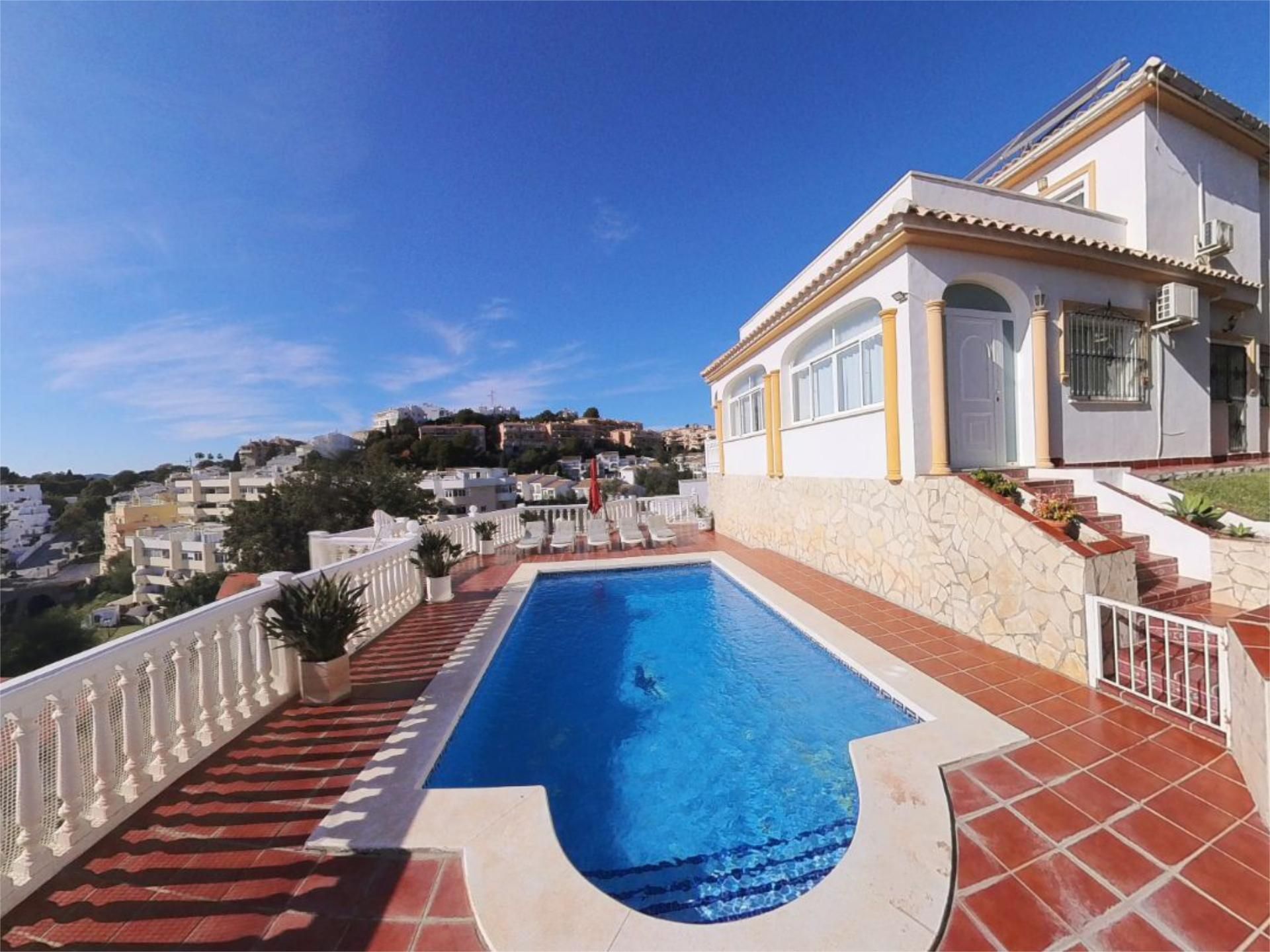 Casa o xalet en venda a Torreblanca del Sol Piscina de Casa o xalet en venda en Fuengirola amb Aire condicionat, Jardí privat i Terrassa