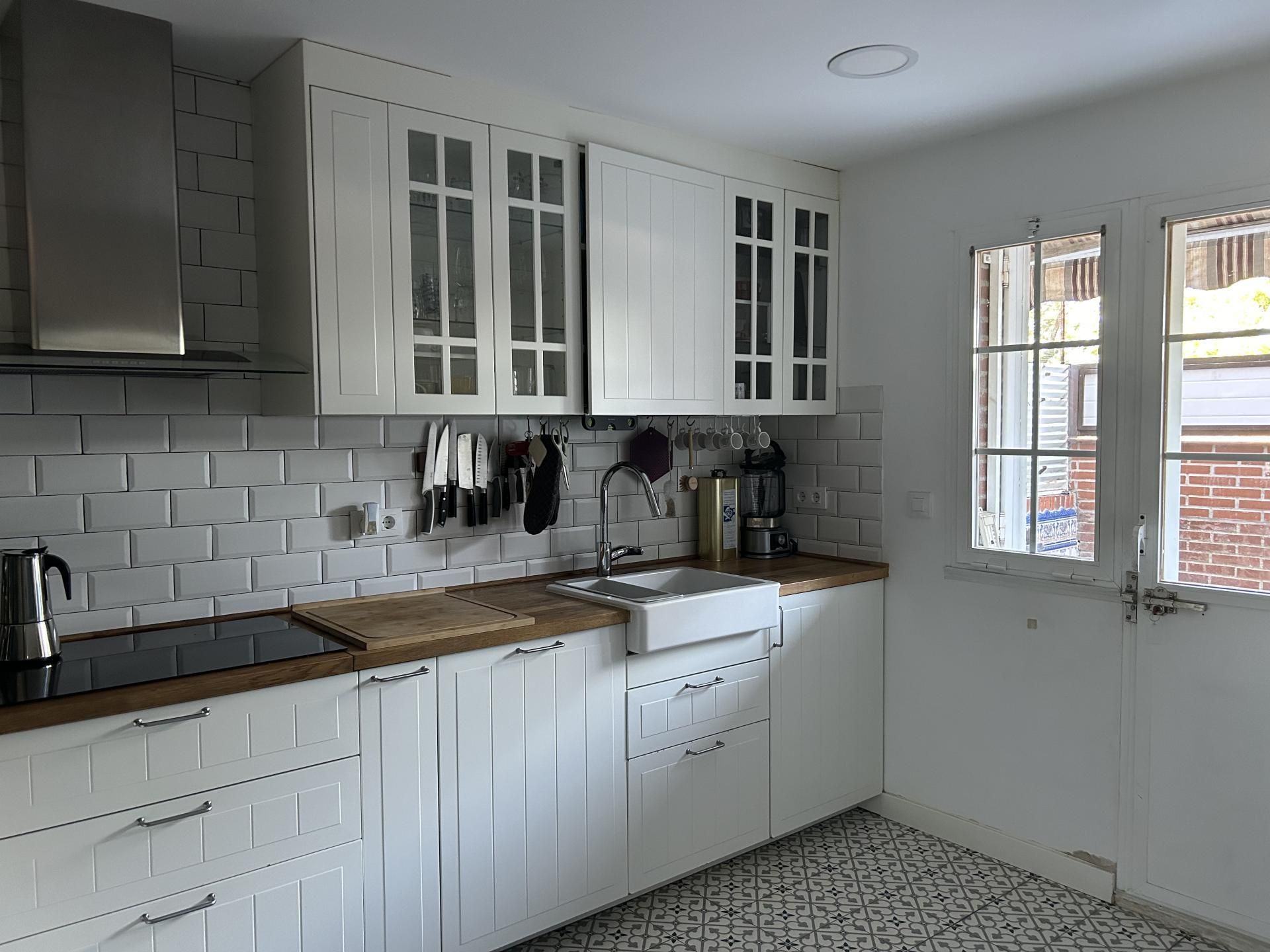 Cuina de Casa adosada en venda en Alcorcón amb Aire condicionat, Terrassa i Piscina