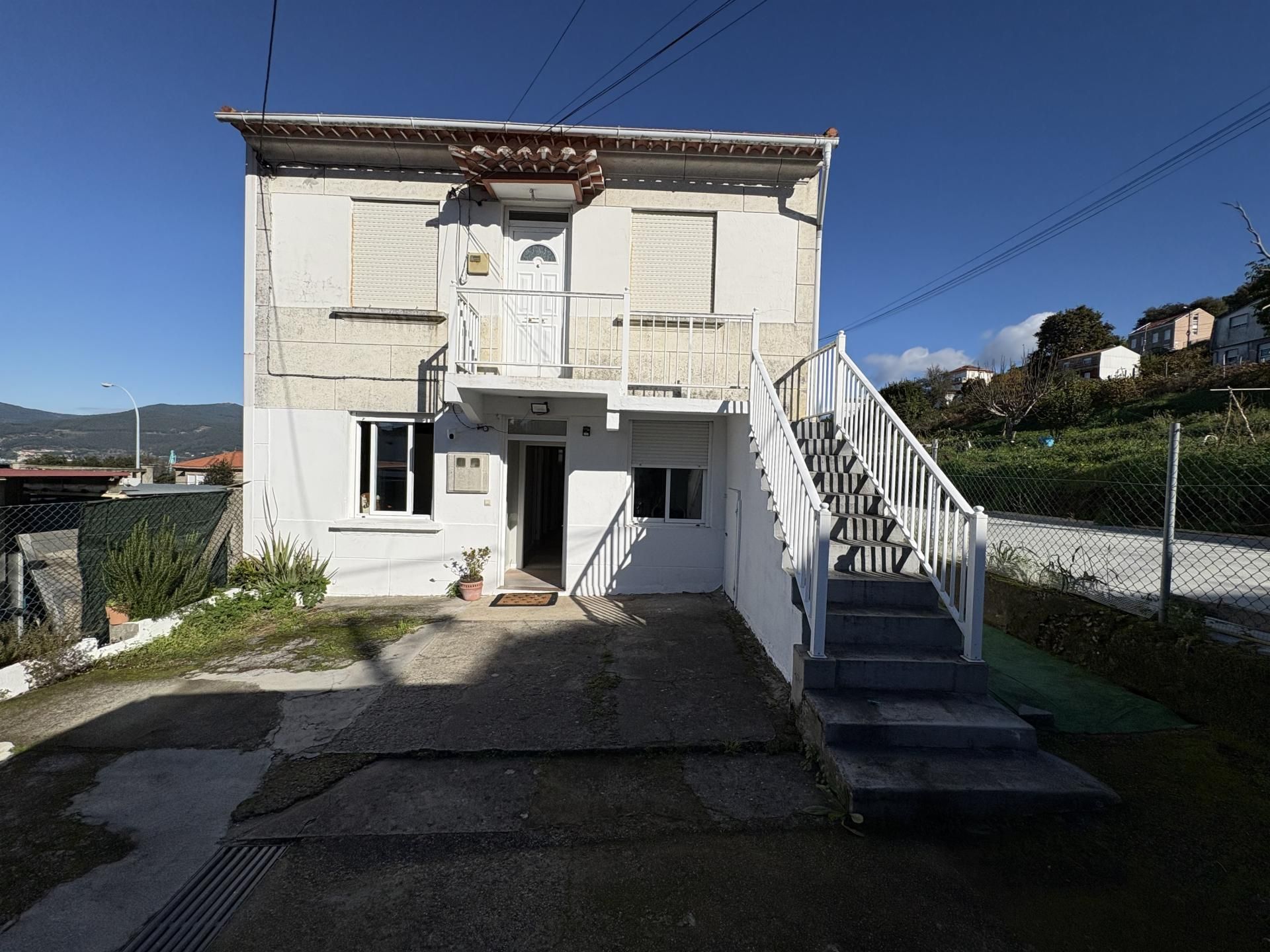 Vista exterior de Planta baixa en venda en Vigo  amb Calefacció, Jardí privat i Parquet