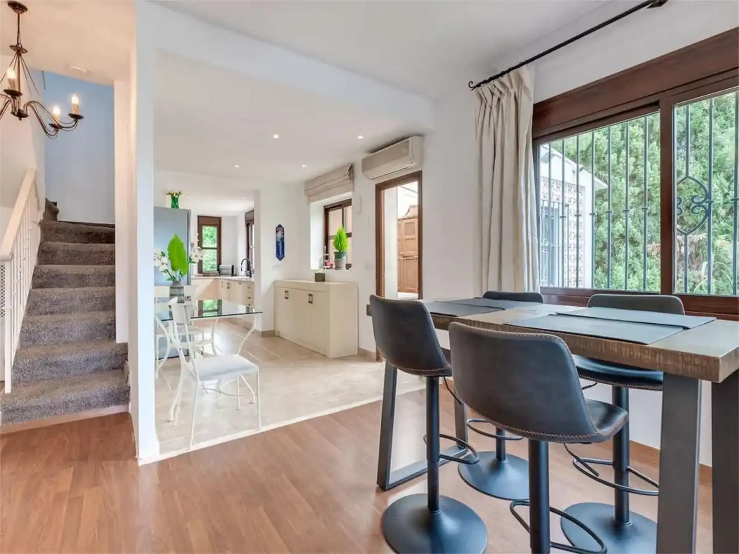 Casa o chalet de alquiler en Calle del Faísán, 140, Marbesa Comedor de Casa o chalet de alquiler en Marbella con Aire acondicionado, Terraza y Piscina