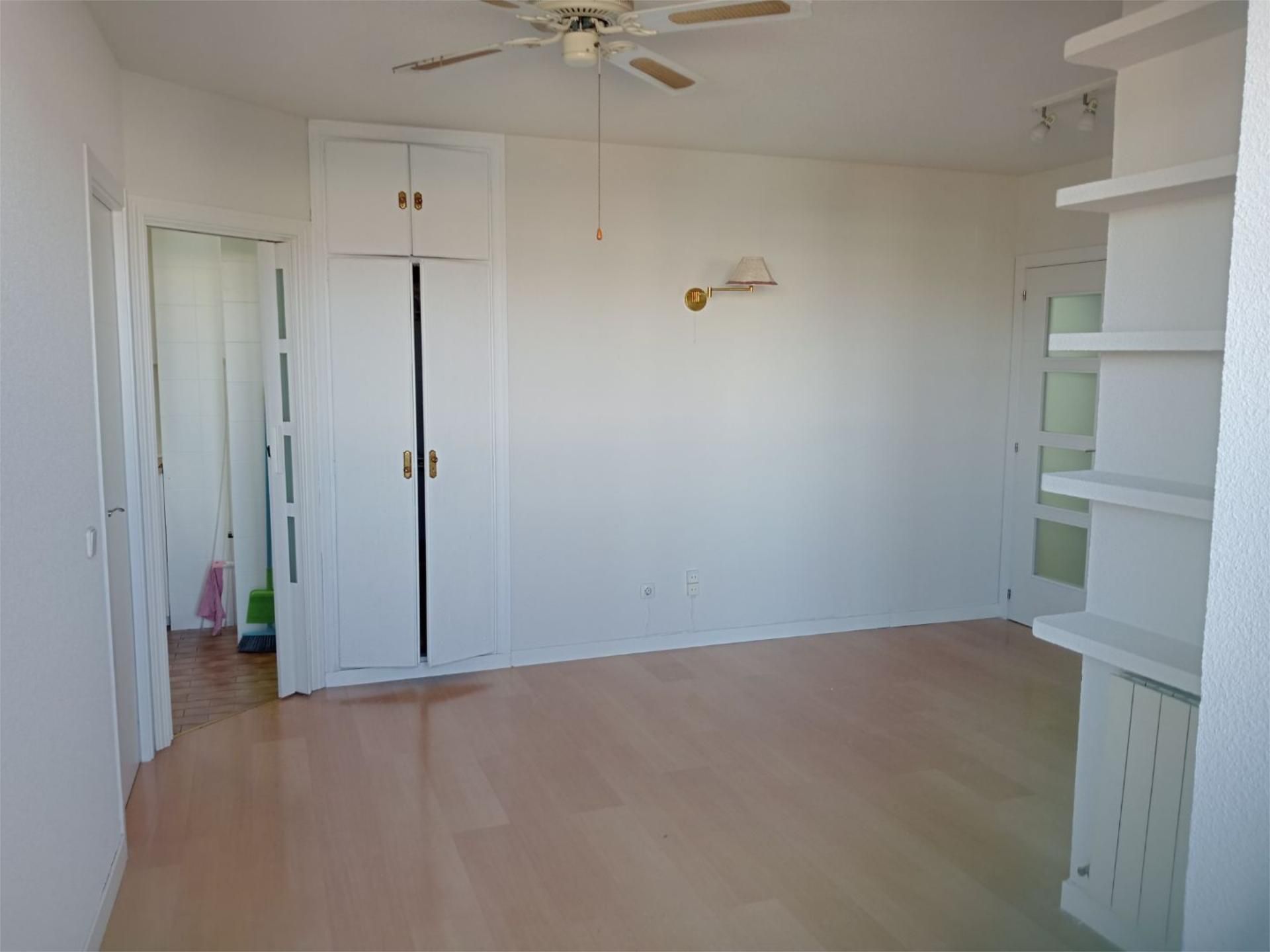 Dormitori de Apartament de lloguer en  Madrid Capital amb Aire condicionat i Piscina