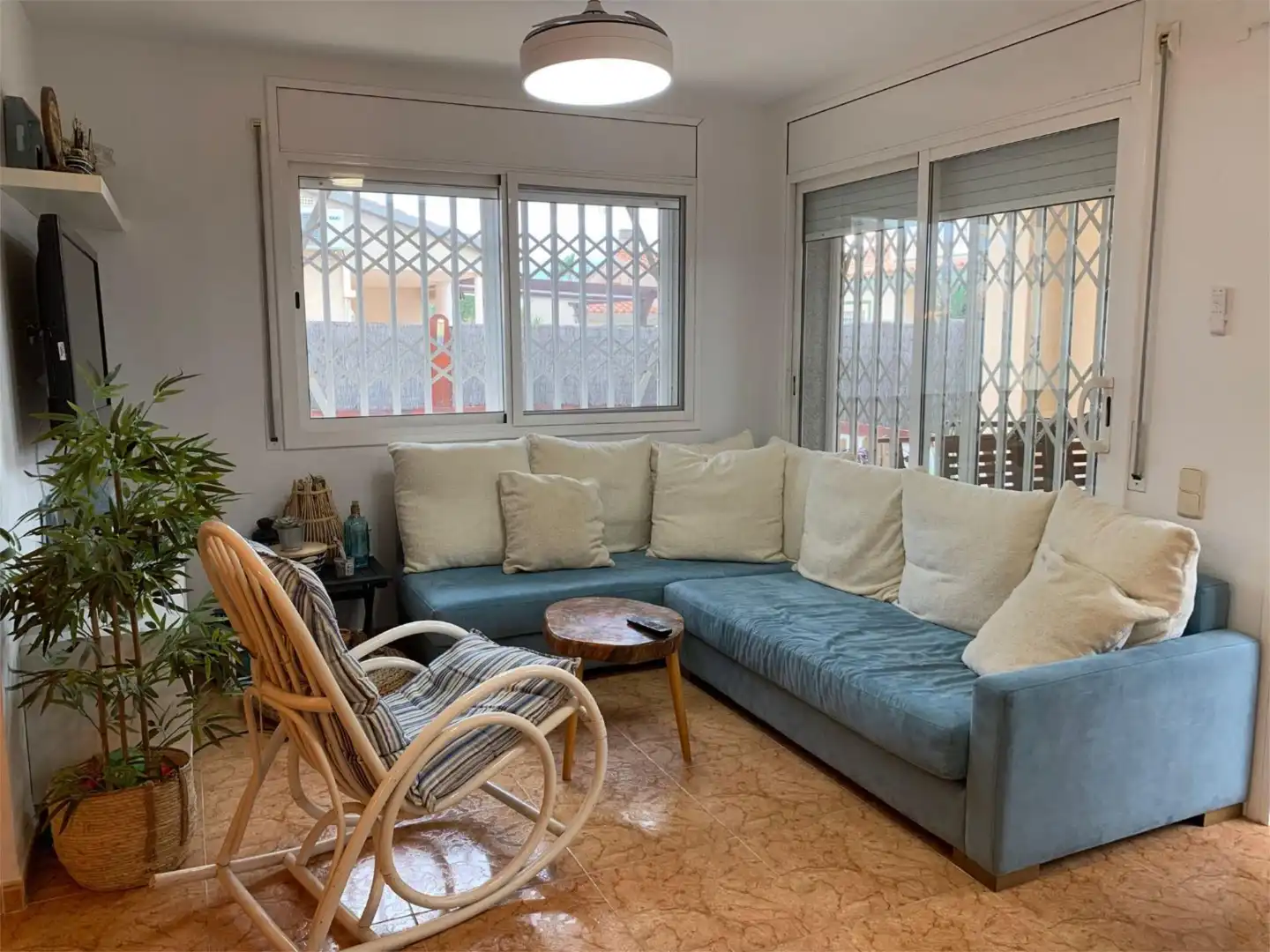 Casa o chalet en venta en Carrer del Flamenc, 9, Deltebre Sala de estar de Casa o chalet en venta en Deltebre con Aire acondicionado, Terraza y Piscina