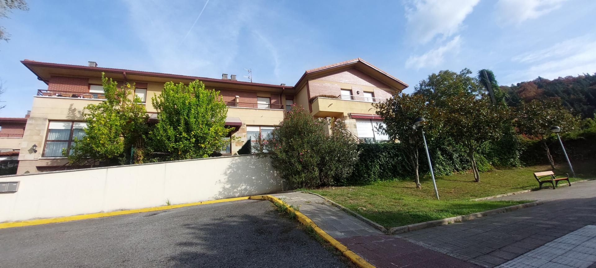 Vista exterior de Casa adosada en venta en Laudio / Llodio con Calefacción, Jardín privado y Terraza