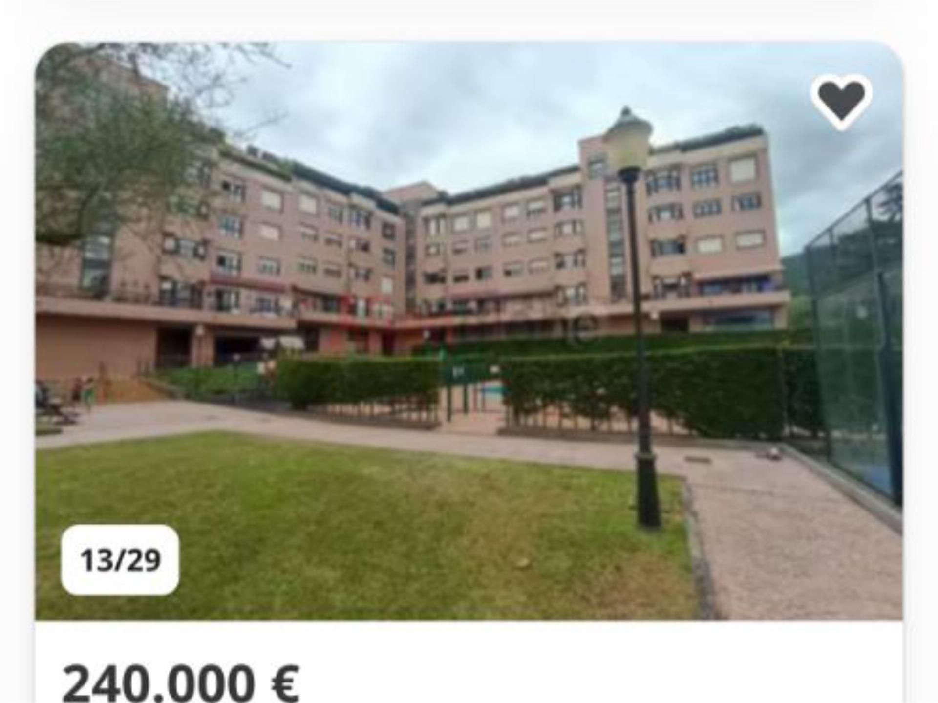 Vista exterior de Pis en venda en Oviedo  amb Calefacció, Jardí privat i Parquet