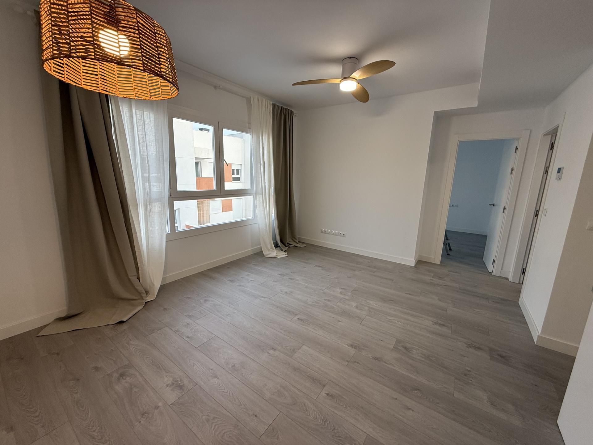 Dormitori de Pis de lloguer en Málaga Capital amb Aire condicionat, Terrassa i Piscina