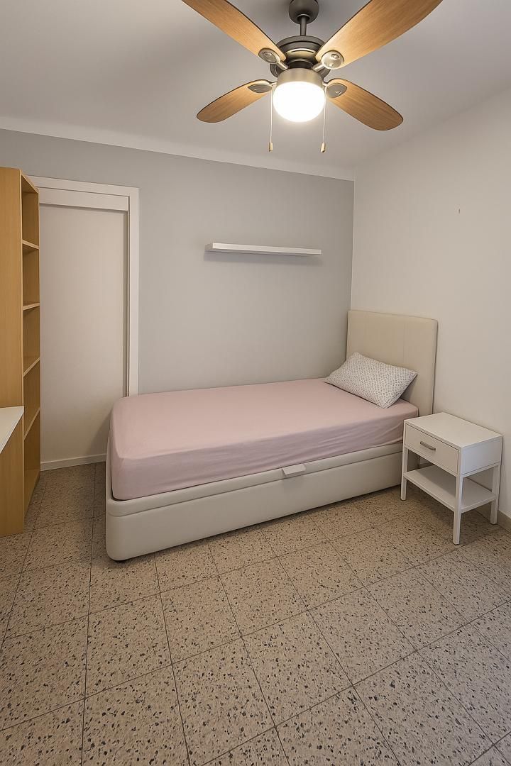 Dormitori de Àtic per a compartir en Badalona amb Aire condicionat, Calefacció i Jardí privat