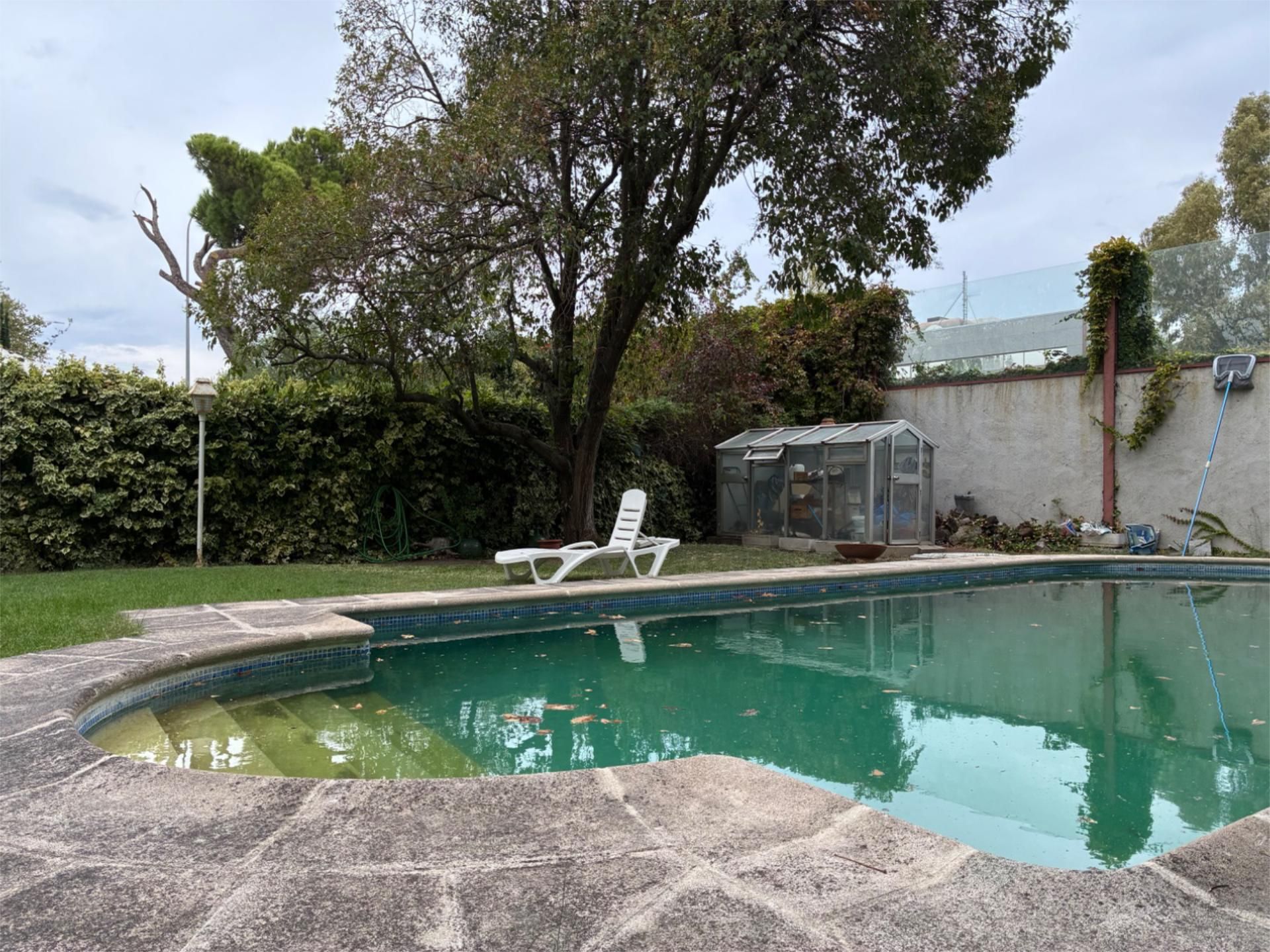 Swimming pool of House or chalet for sale in  Madrid Capital  with Air Conditioner and Swimming Pool