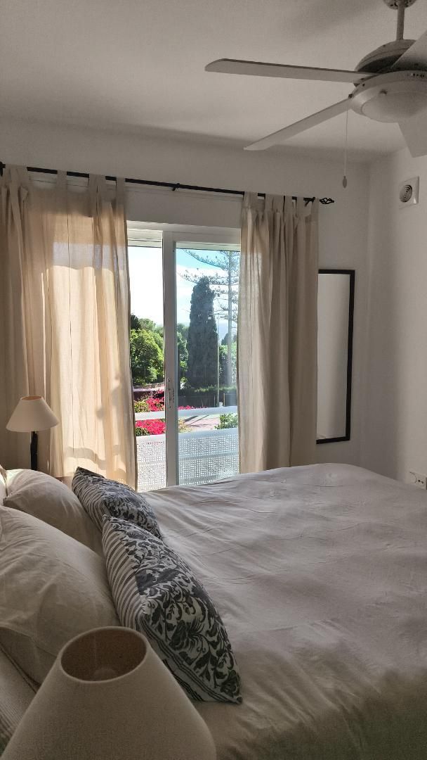 Dormitori de Pis de lloguer en Almuñécar amb Aire condicionat, Calefacció i Jardí privat