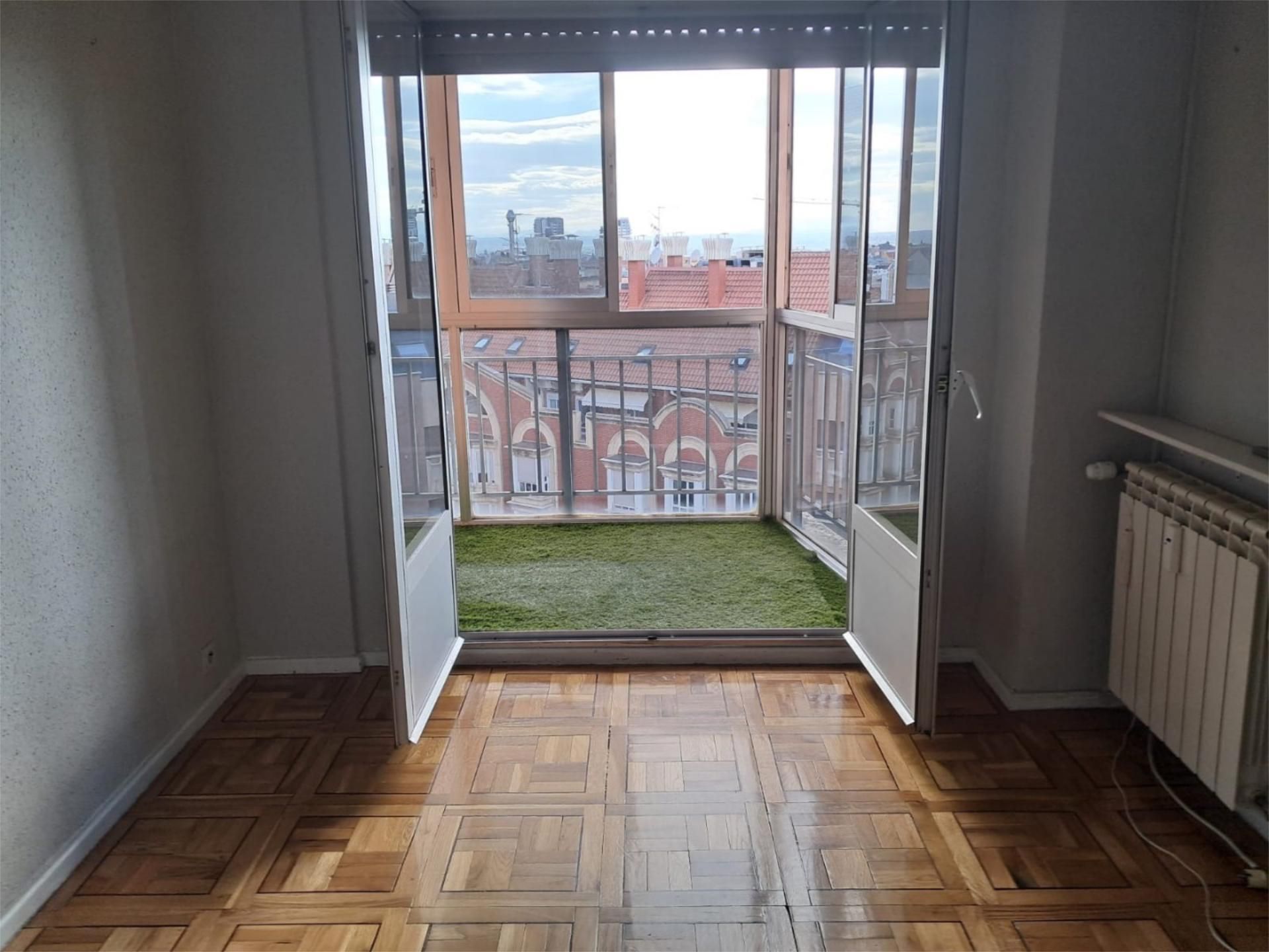 Bedroom of Flat for sale in  Madrid Capital  with Air Conditioner, Heating and Balcony