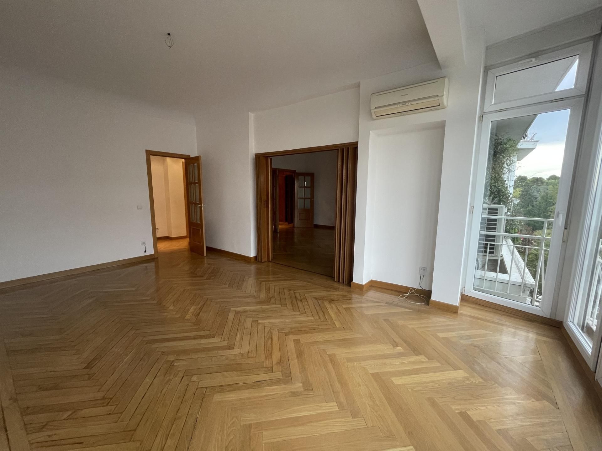 Living room of Flat to rent in  Madrid Capital  with Air Conditioner, Heating and Parquet flooring