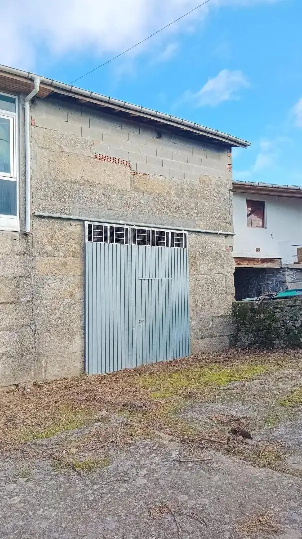 Außenansicht von Einfamilien-Reihenhaus zum Verkauf in Sarreaus mit Privatgarten, Terrasse und Abstellraum