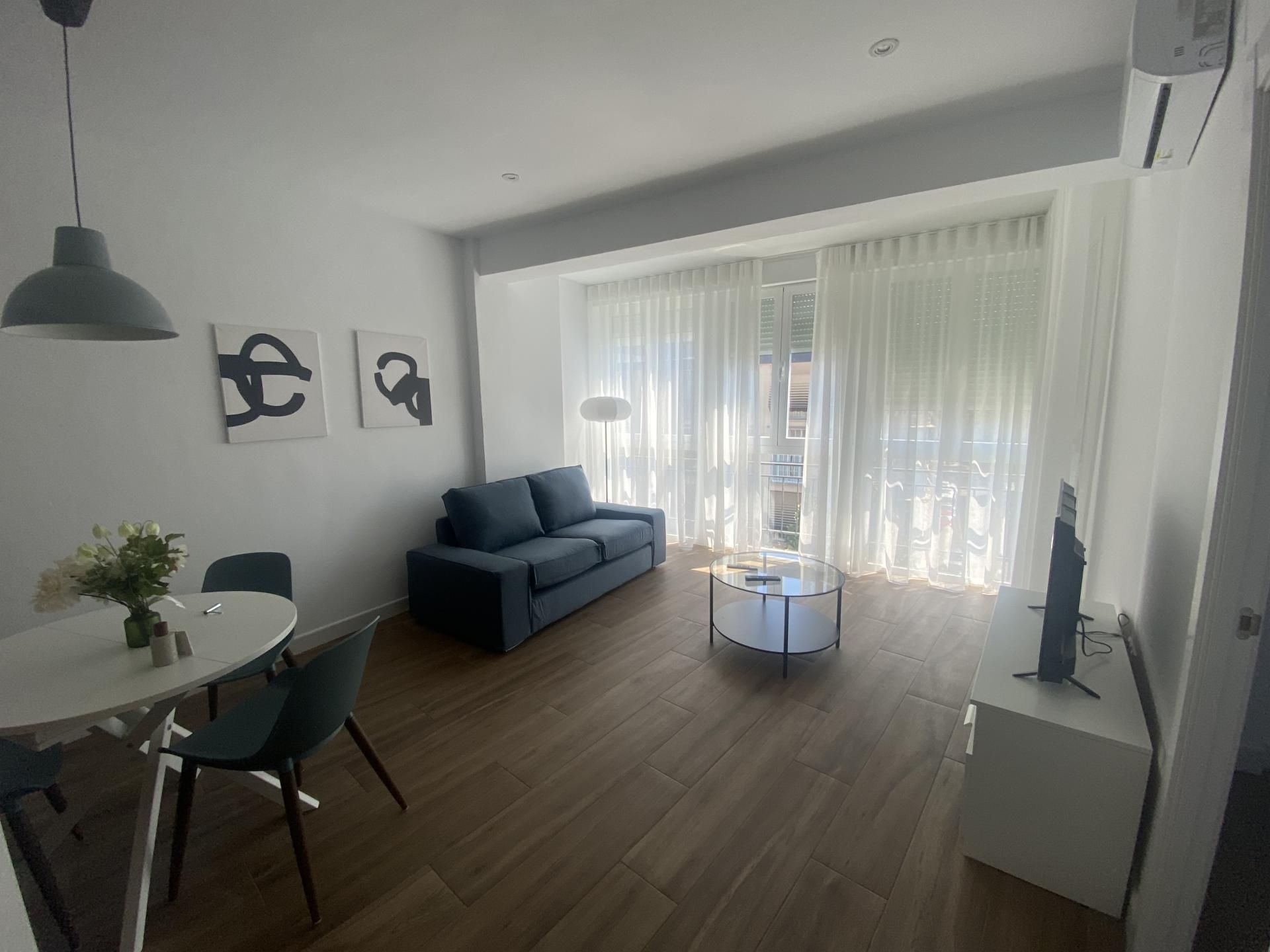 Sala d'estar de Apartament de lloguer en Alcalá la Real amb Aire condicionat, Terrassa i Moblat