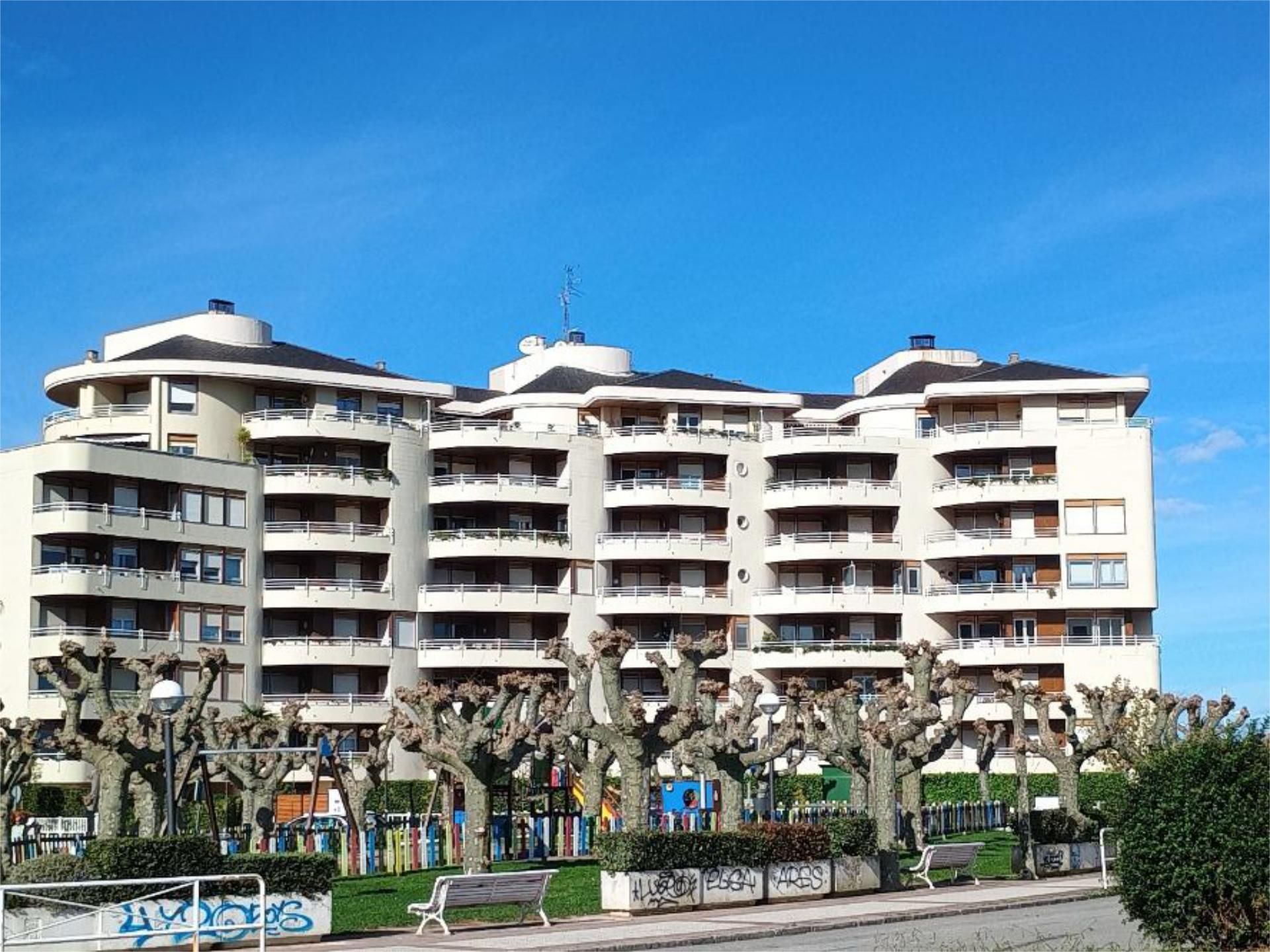 Pis en venda a Paseo Ocharan Mazas, 26, Brazomar Vista exterior de Pis en venda en Castro-Urdiales amb Calefacció, Jardí privat i Terrassa