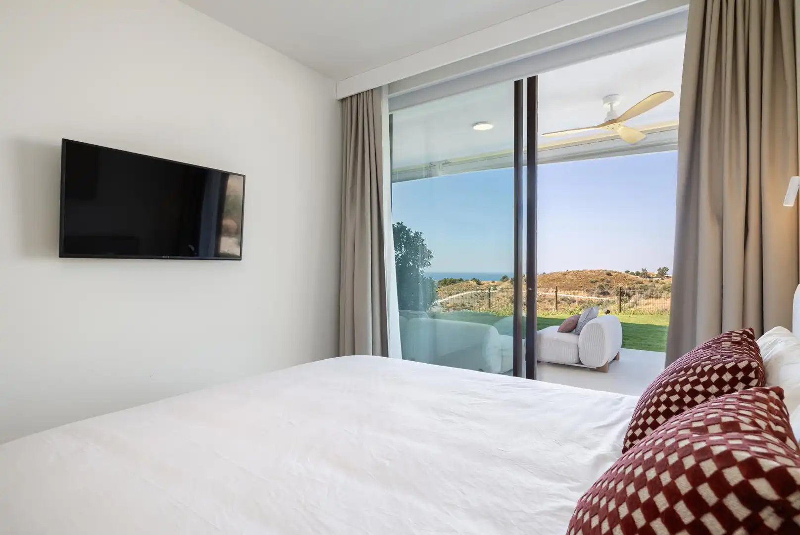 Planta baja en venta en Calle Sierra Nevada, 5, Las Gaviotas - Carvajal Habitación de Planta baja en venta en Fuengirola con Piscina