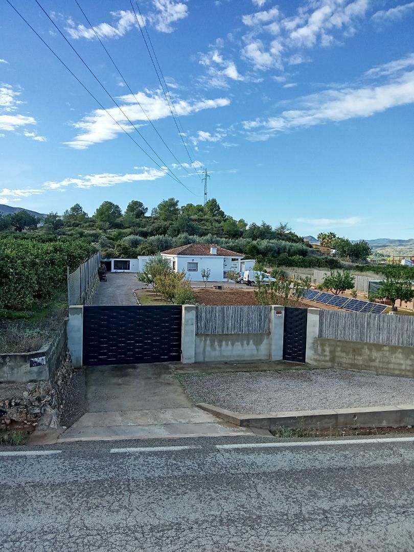 Casa o xalet en venda a Cv-380, 65, Pedralba Vista exterior de Casa o xalet en venda en Pedralba amb Aire condicionat, Terrassa i Piscina