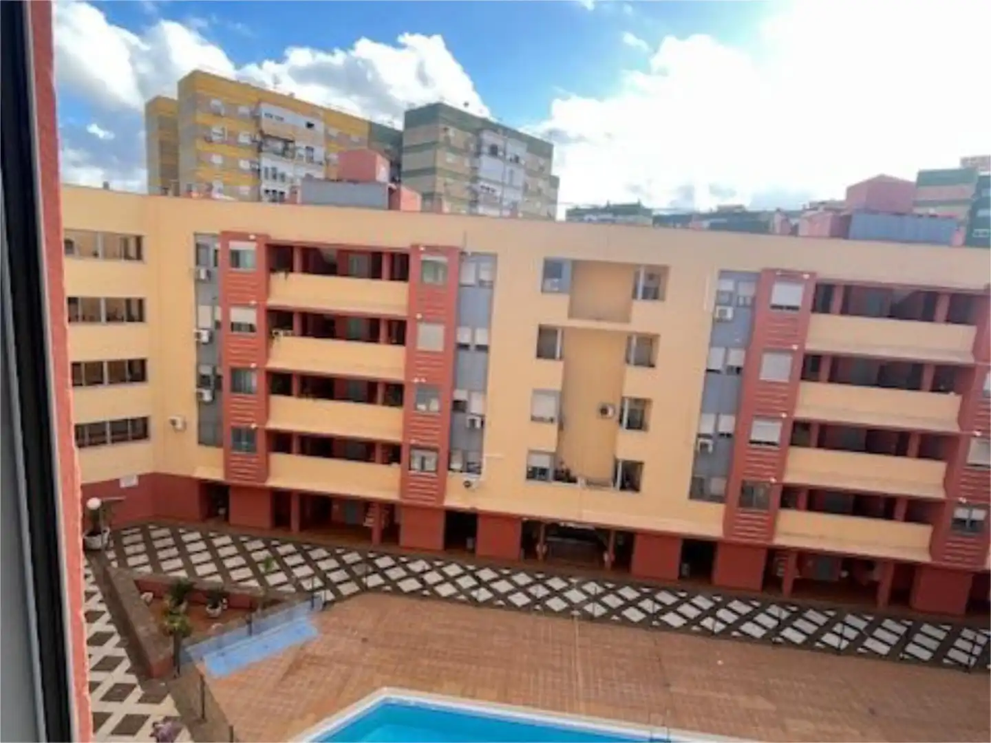 Vista exterior de Piso en venta en  Sevilla Capital con Aire acondicionado y Piscina