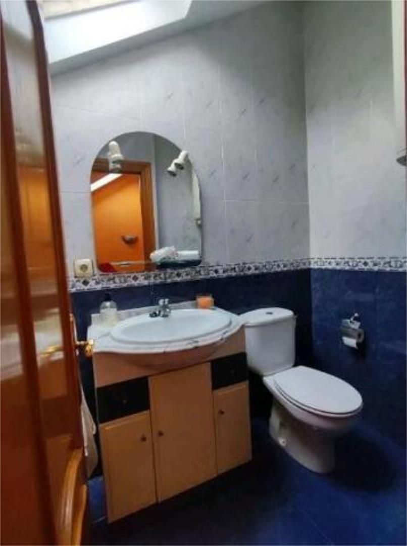 Bany de Casa o xalet en venda en Oviedo  amb Calefacció i Traster