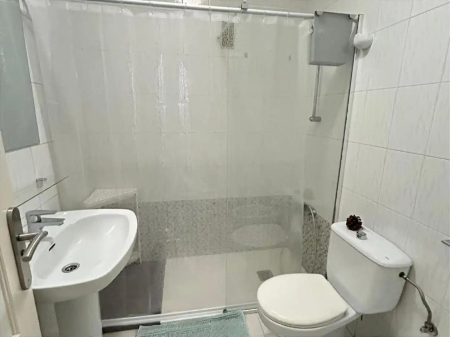 Room in Calle de Benavides, 55, Duggi - Rambla - Los Hoteles Bathroom of Flat for share in Santa Cruz de Tenerife with Furnished