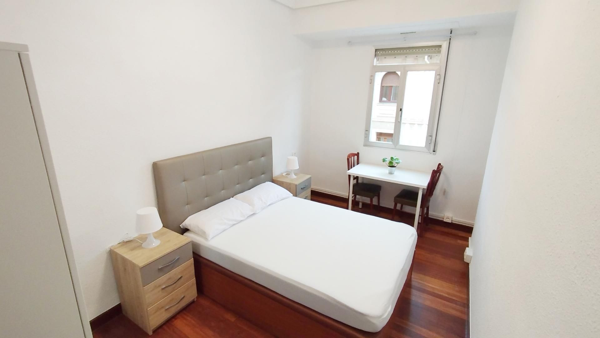 Bedroom of Flat to share in Barakaldo   with Heating, Parquet flooring and Furnished
