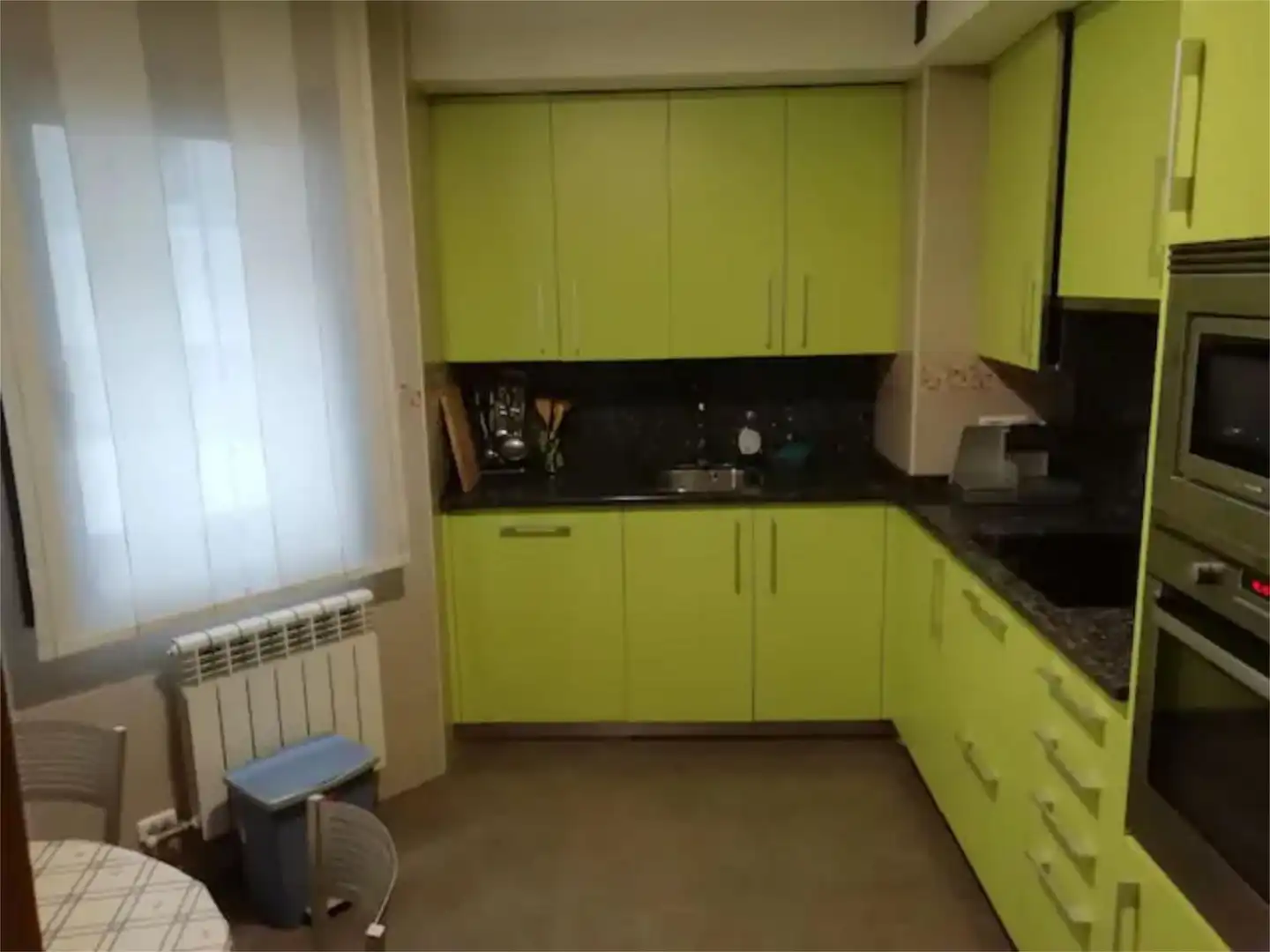 Cuina de Apartament per a compartir en Vigo  amb Parquet i Moblat