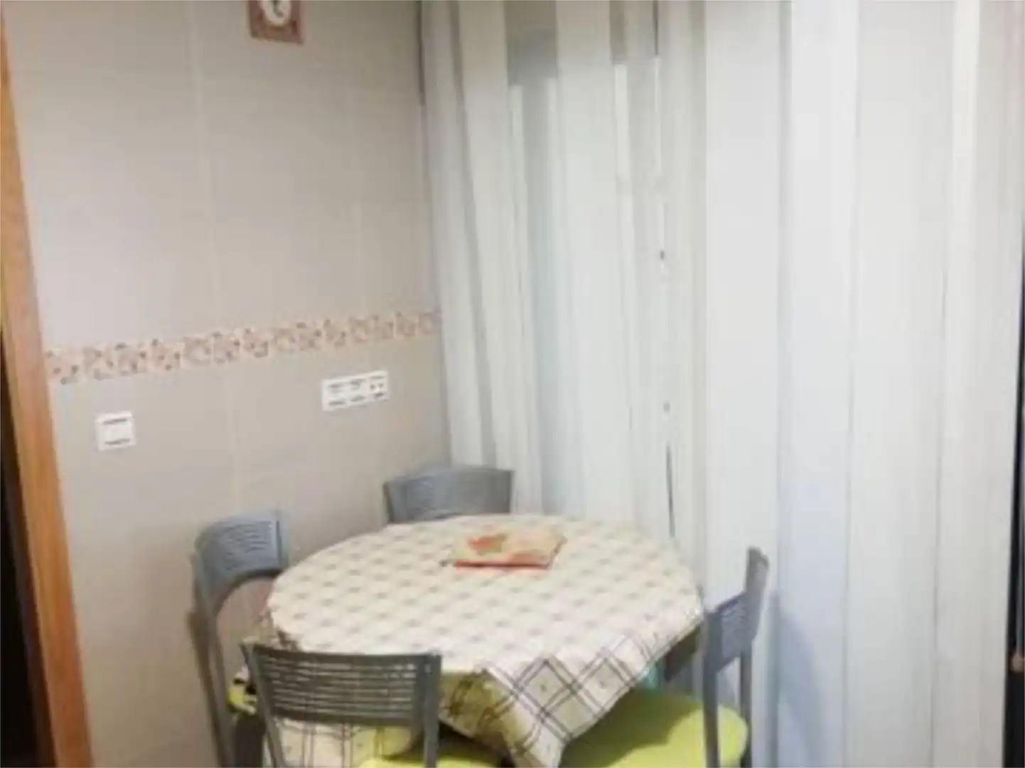 Menjador de Apartament per a compartir en Vigo  amb Parquet i Moblat