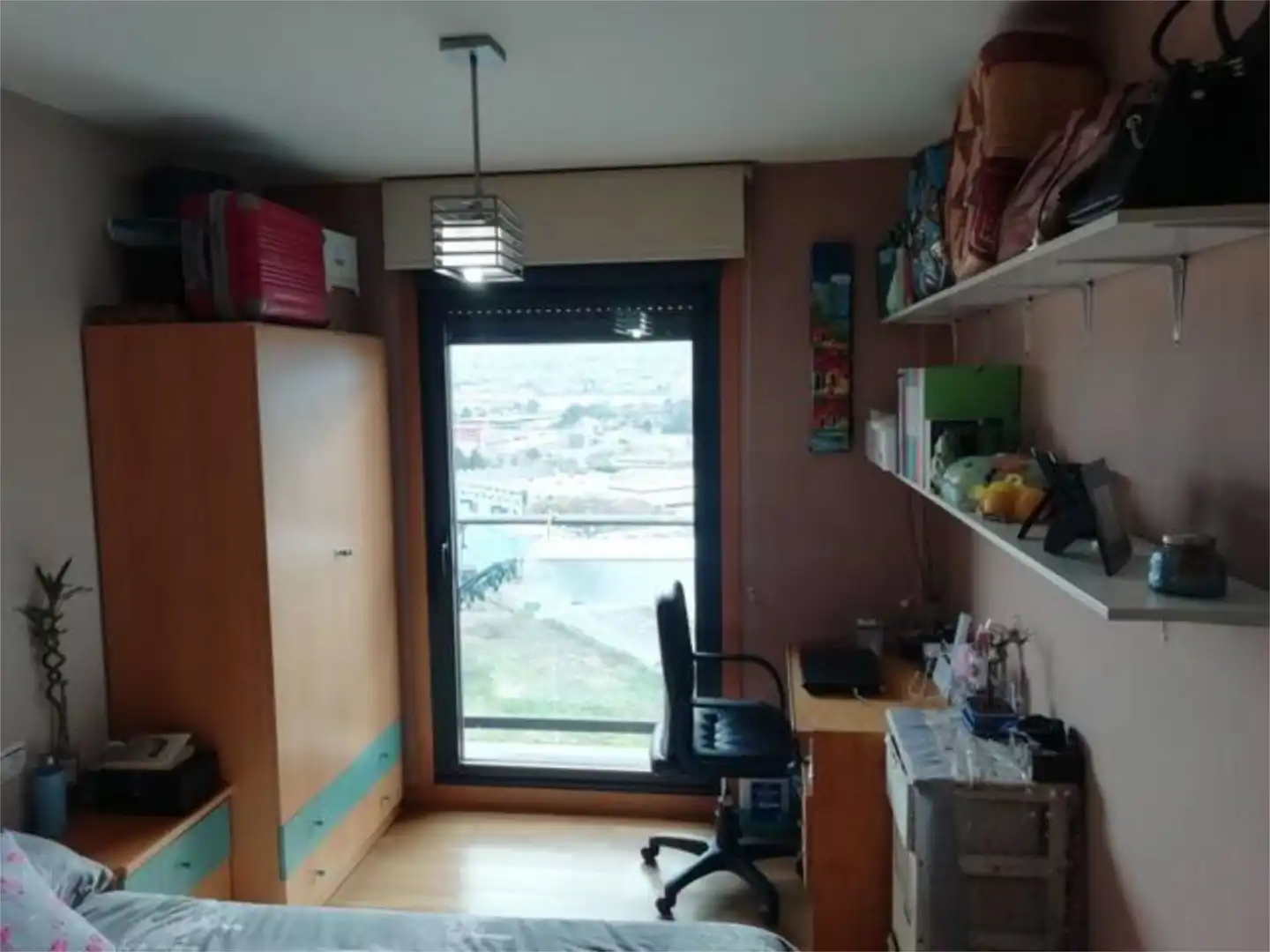 Dormitori de Apartament per a compartir en Vigo  amb Parquet i Moblat
