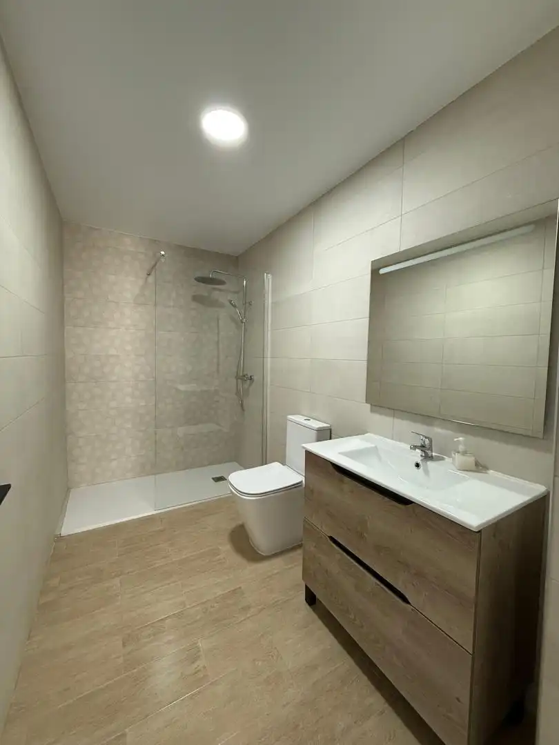Baño de Piso en venta en Trujillo con Terraza, Parking comunitario y Balcón