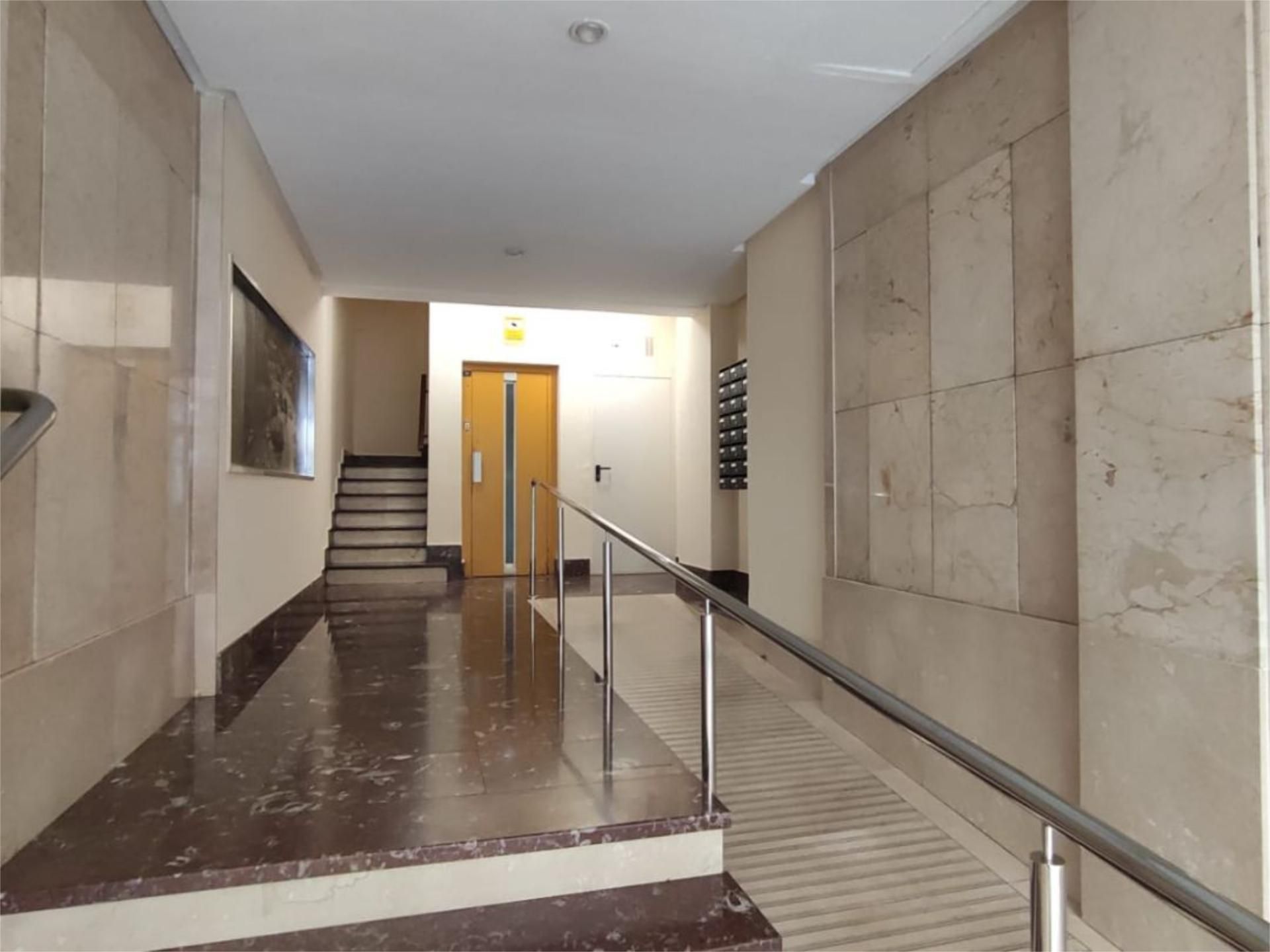 Piso en venta en Torrelavega  con Terraza