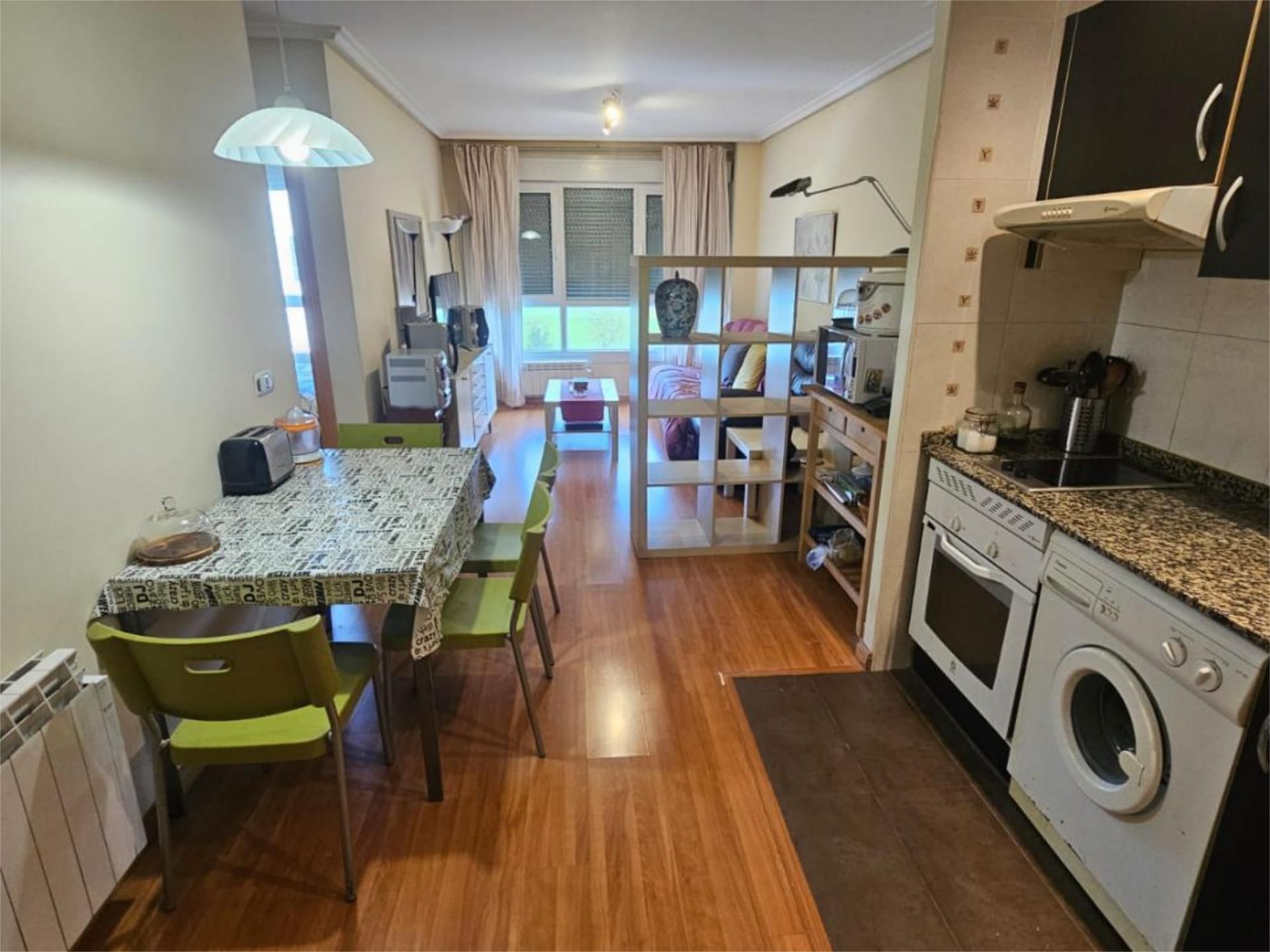 Cuina de Pis en venda en Oviedo  amb Calefacció i Moblat