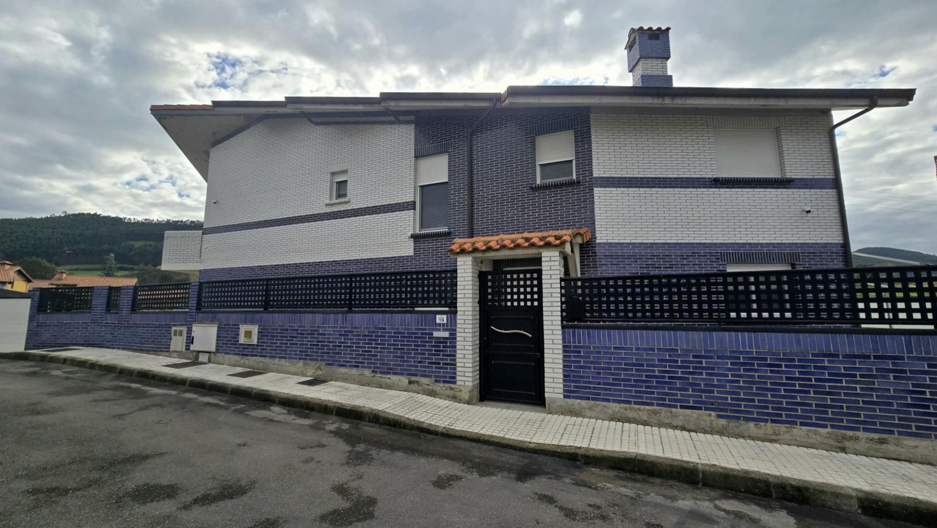 Casa o xalet en venda a Barrio Llano, 27, Puente Viesgo Vista exterior de Casa o xalet en venda en Puente Viesgo amb Aire condicionat, Terrassa i Balcó