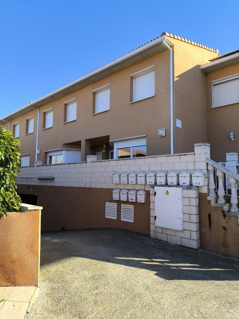 Exterior view of Single-family semi-detached for sale in Luceni  with Air Conditioner, Heating and Oven