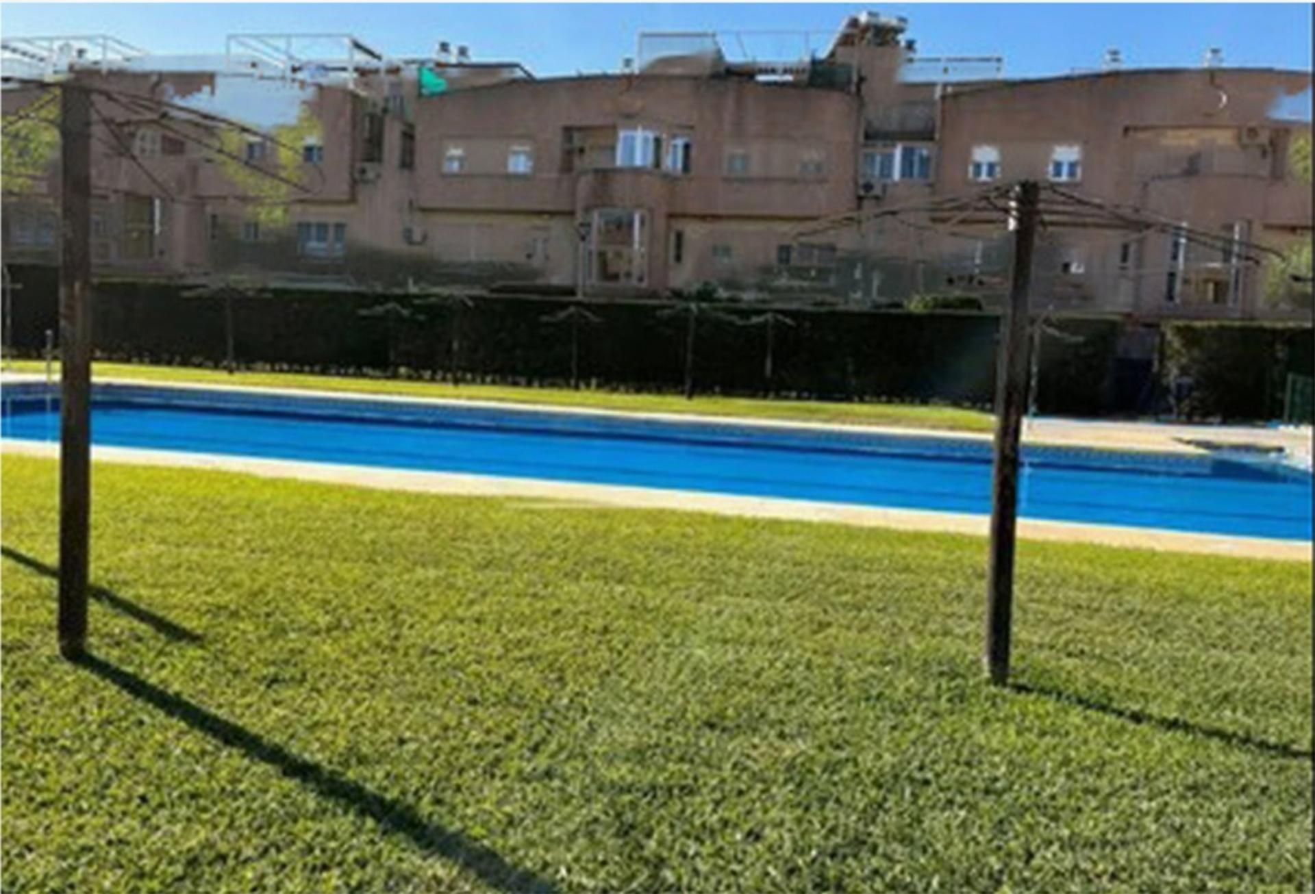 Piscina de Pis en venda en Dos Hermanas amb Aire condicionat