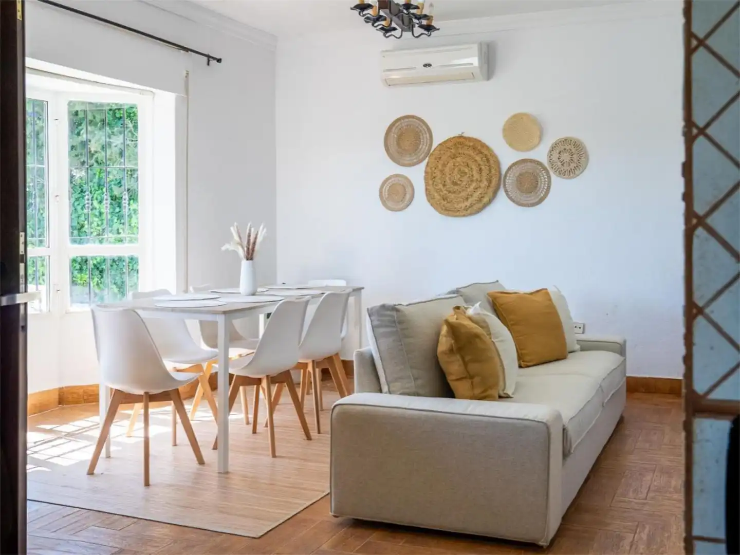 Living room of Houses for sale in Chiclana de la Frontera  with Air Conditioner, Private garden and Storage room