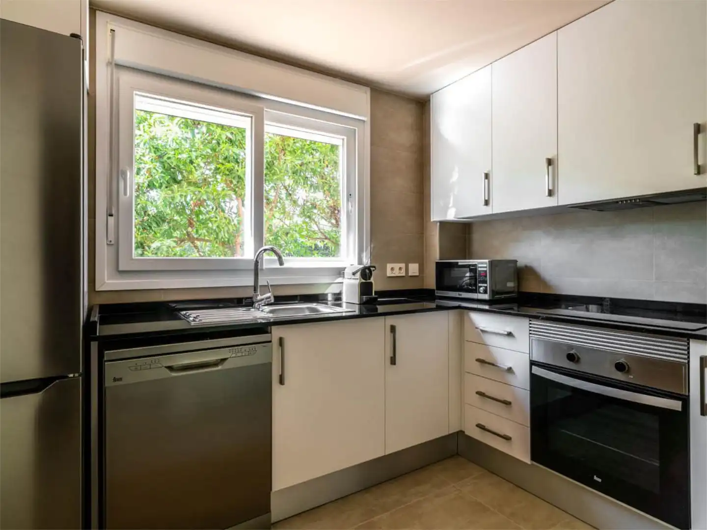 Apartamento de alquiler en Calle Moncayo, 20, Pinar del Advocat - Cometa Cocina de Apartamento de alquiler en Moraira con Aire acondicionado, Calefacción y Jardín privado
