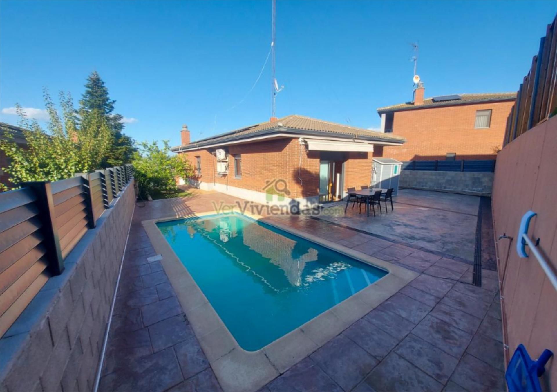 House or chalet for sale in Carrer D'isaac Albéniz, 1, Sant Vicenç Dels Horts Swimming pool of House or chalet for sale in Sant Vicenç Dels Horts with Swimming Pool