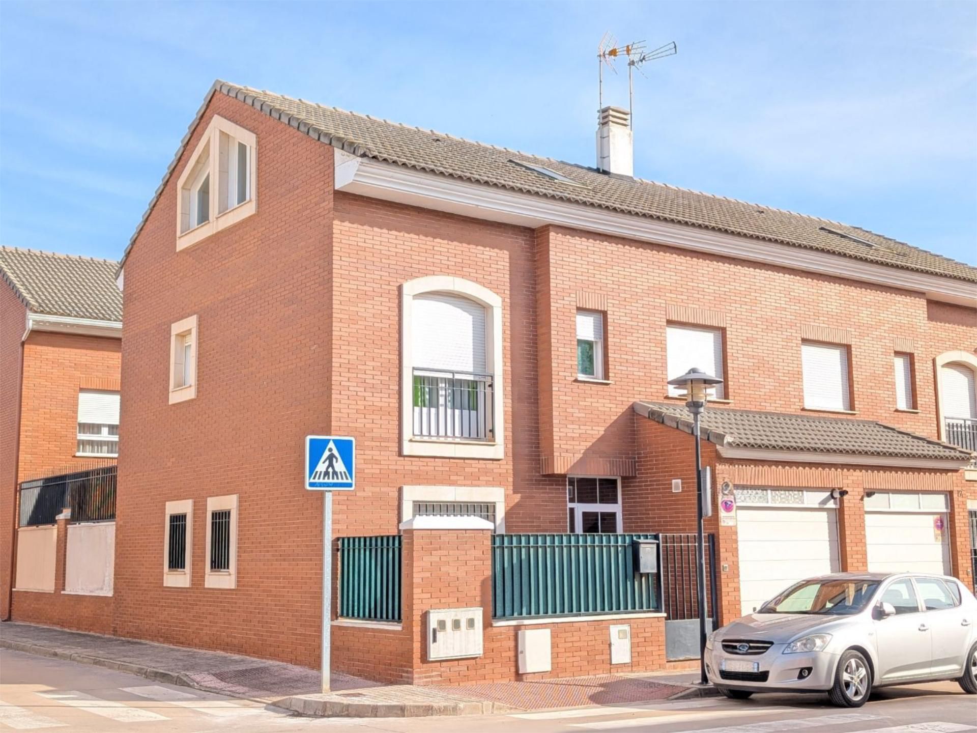 Exterior view of House or chalet for sale in Alcázar de San Juan  with Air Conditioner and Balcony