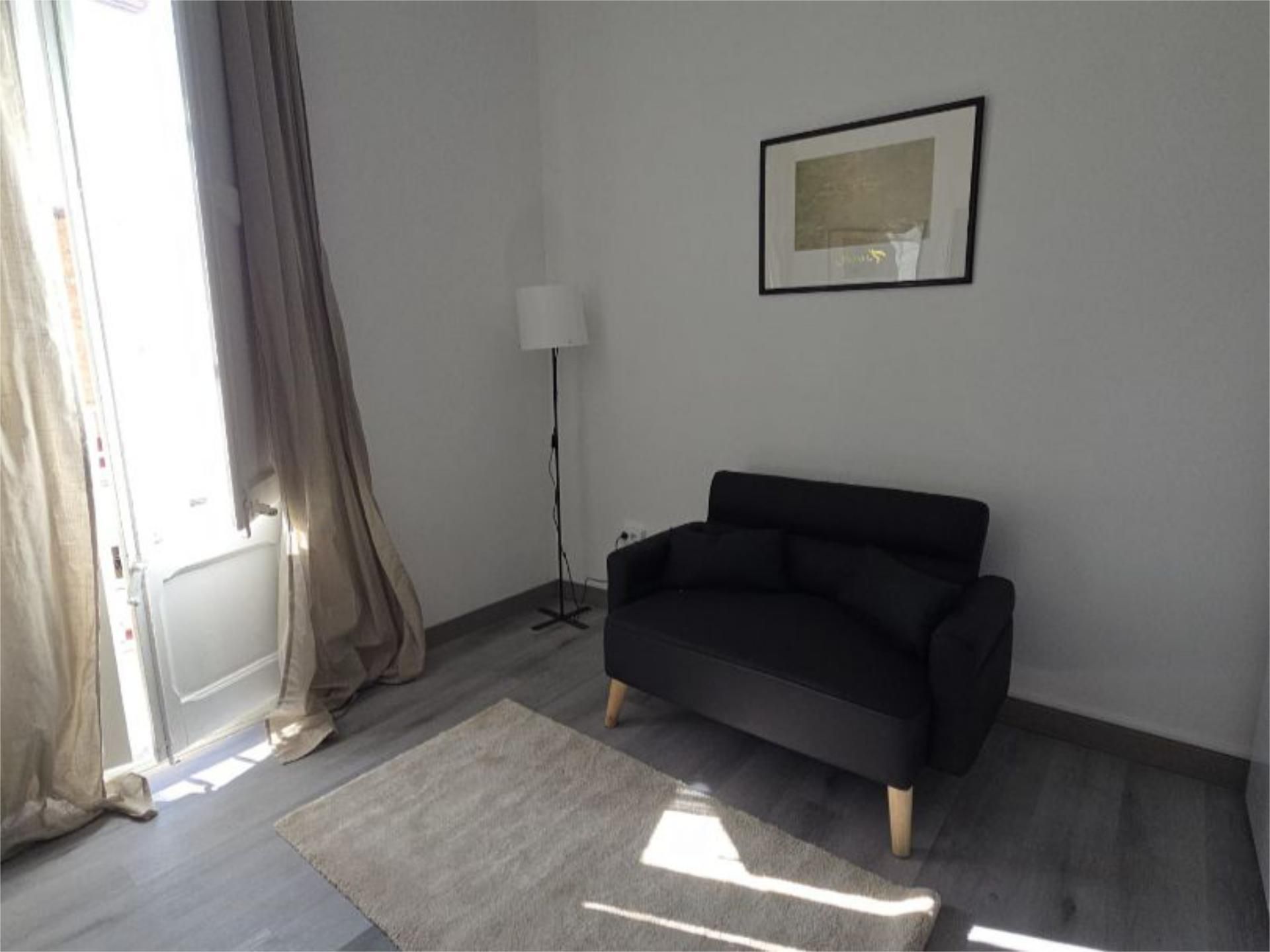 Dormitori de Pis de lloguer en  Barcelona Capital amb Balcó