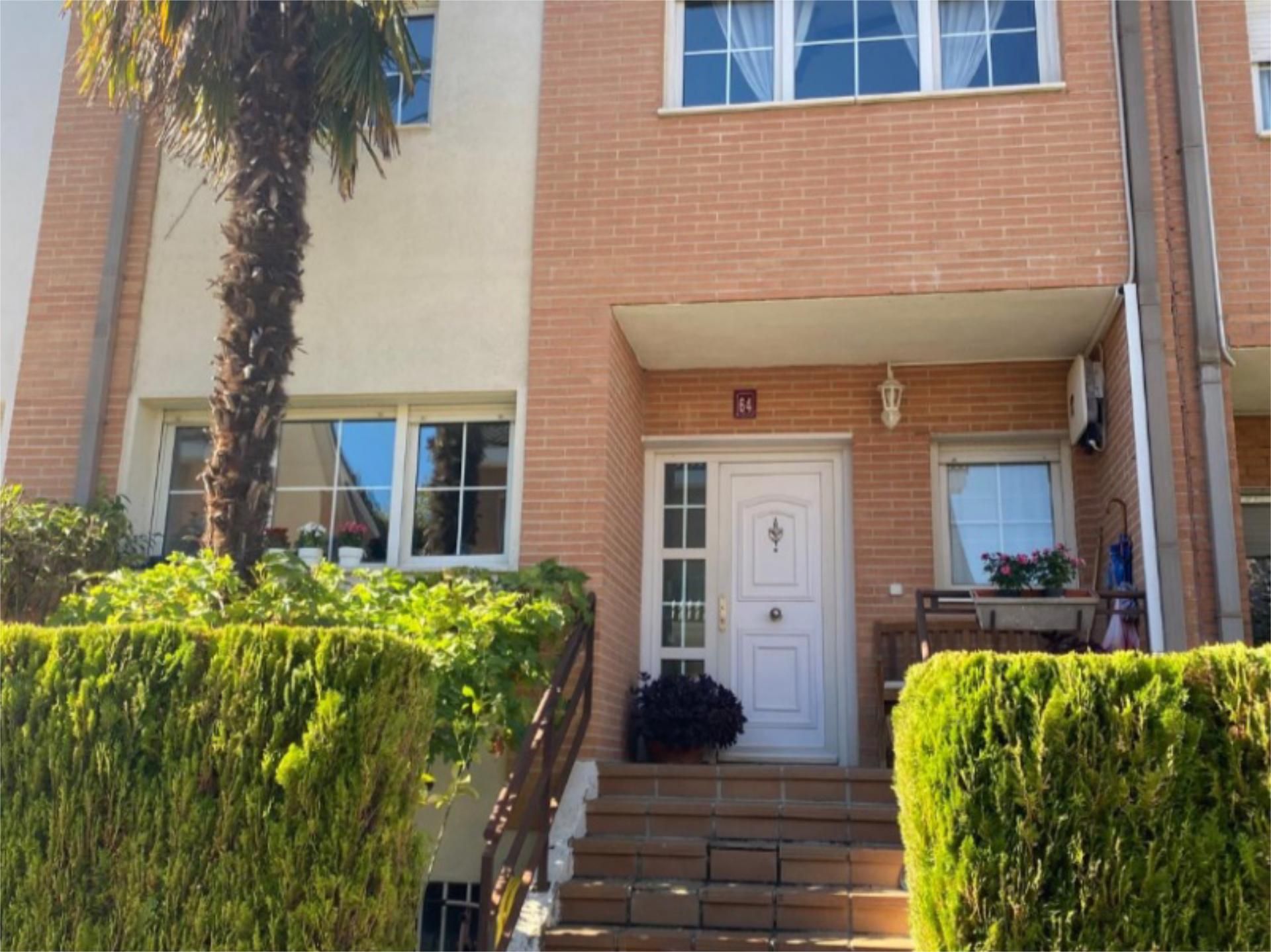 Vista exterior de Casa adosada en venda en Villanueva de la Cañada amb Aire condicionat i Piscina