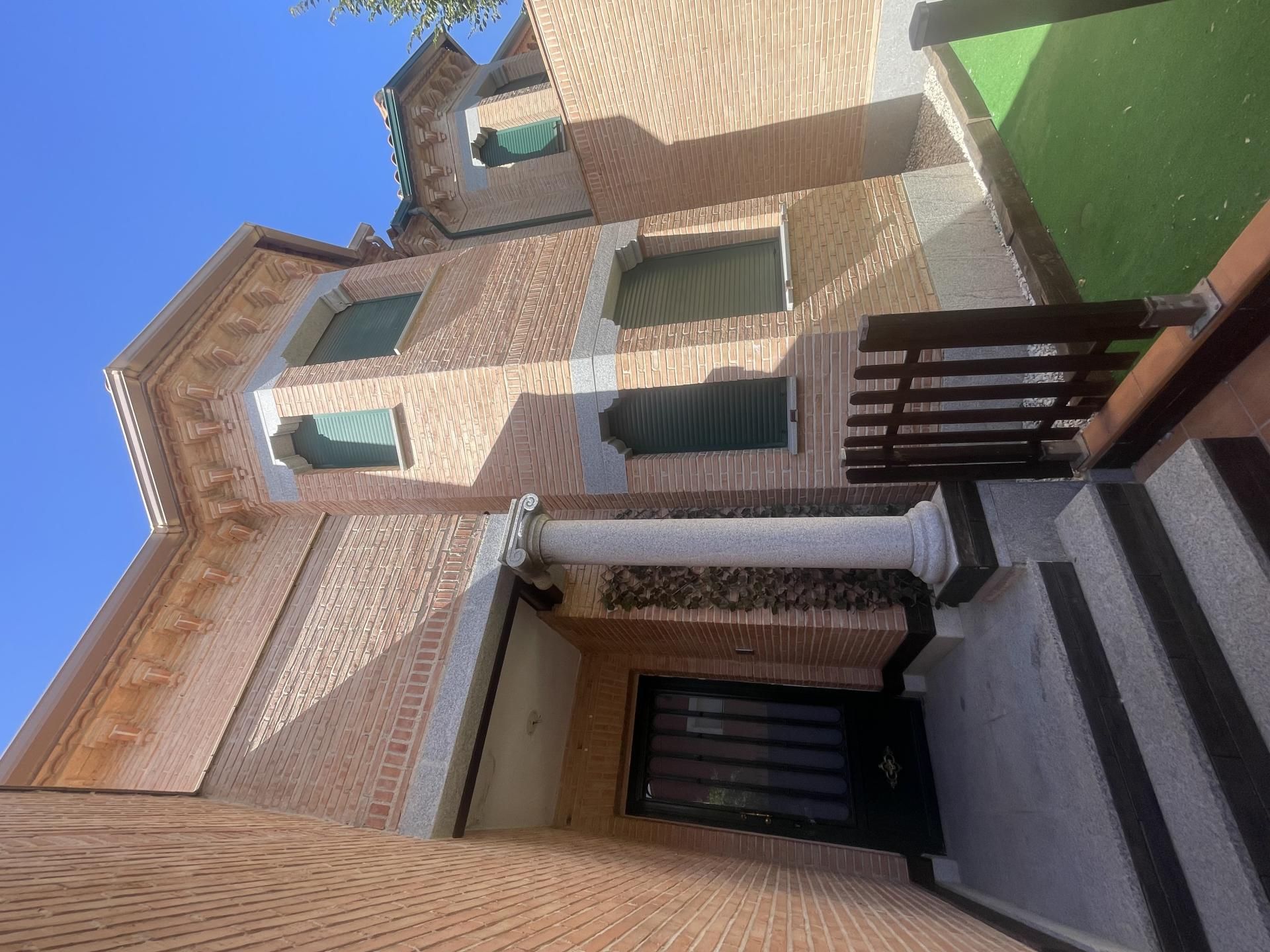 Exterior view of House or chalet for sale in Santo Domingo-Caudilla  with Terrace and Balcony