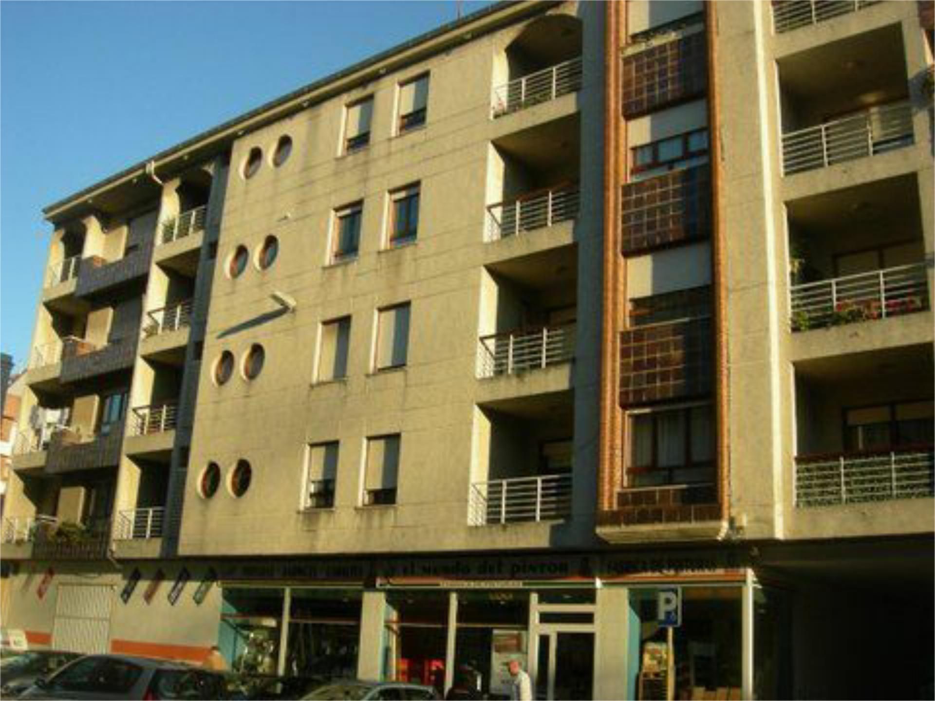 Vista exterior de Pis en venda en Torrelavega  amb Terrassa i Balcó