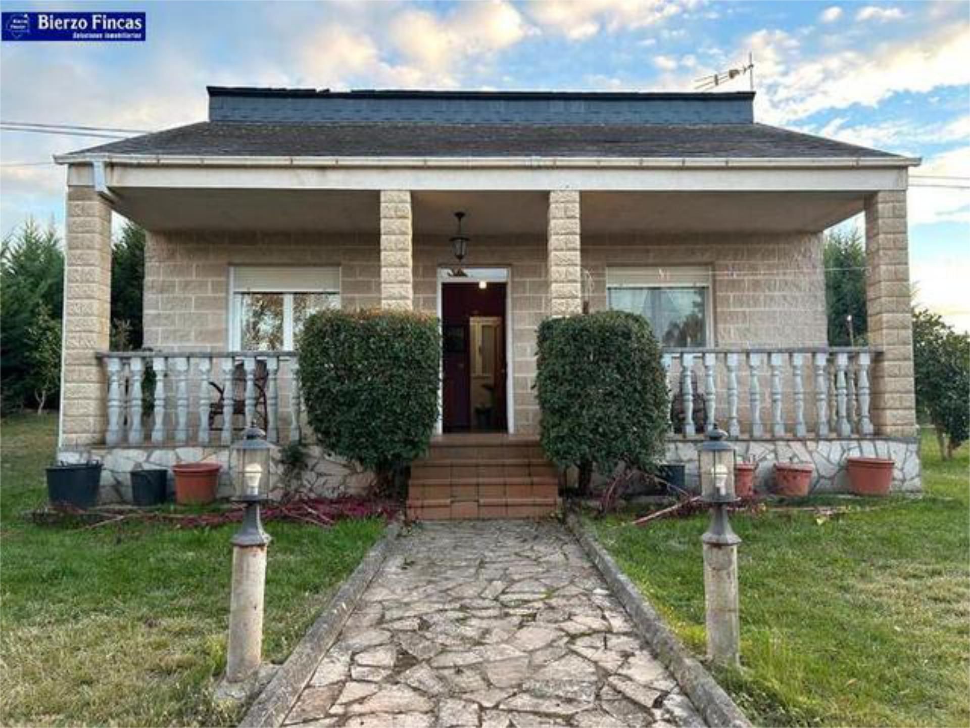 Exterior view of House or chalet for sale in Ponferrada  with Private garden and Furnished