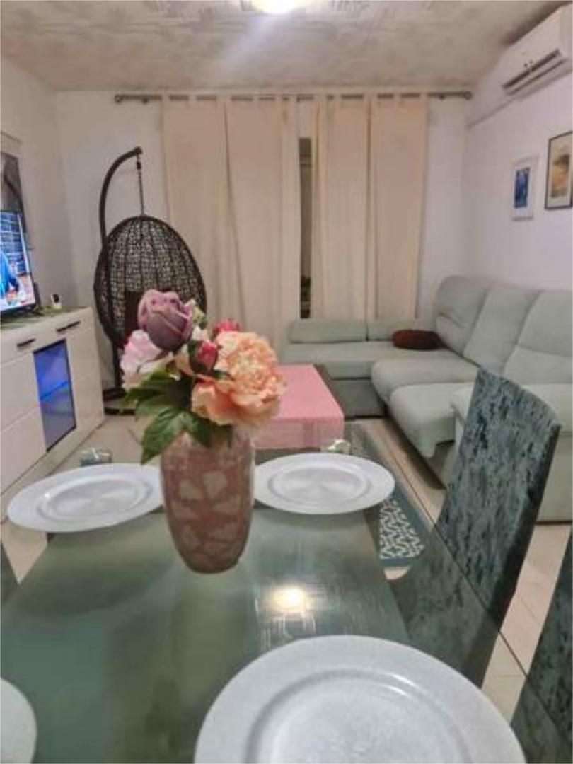 Piso en venta en El Parador de las Hortichuelas Sala de estar de Piso en venta en Roquetas de Mar con Calefacción y Amueblado
