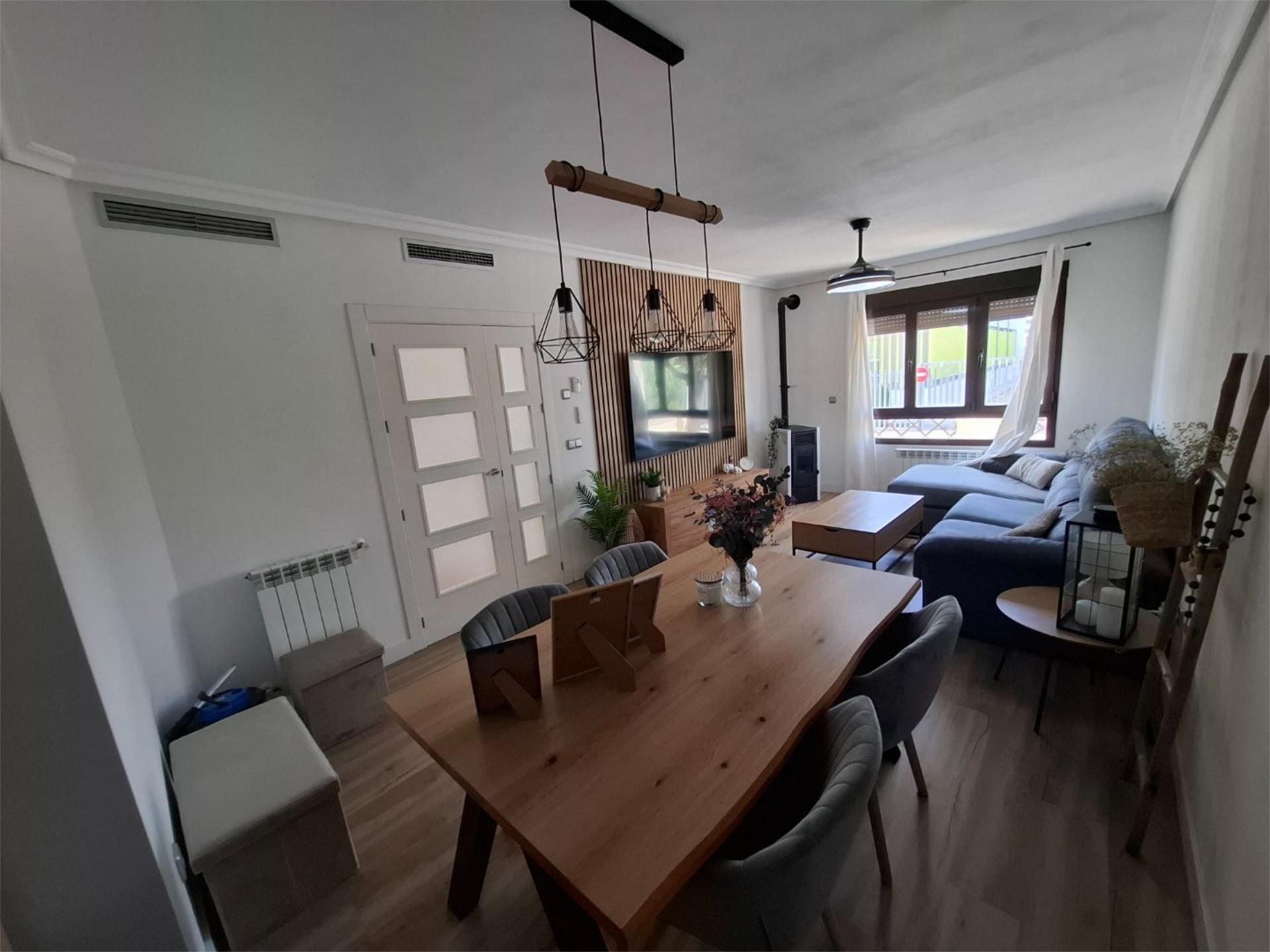 Sala d'estar de Casa adosada en venda en Yecla amb Balcó