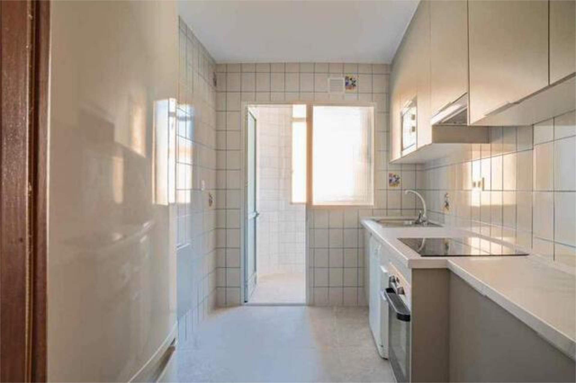 Cuina de Pis de lloguer en  Granada Capital amb Calefacció, Jardí privat i Terrassa